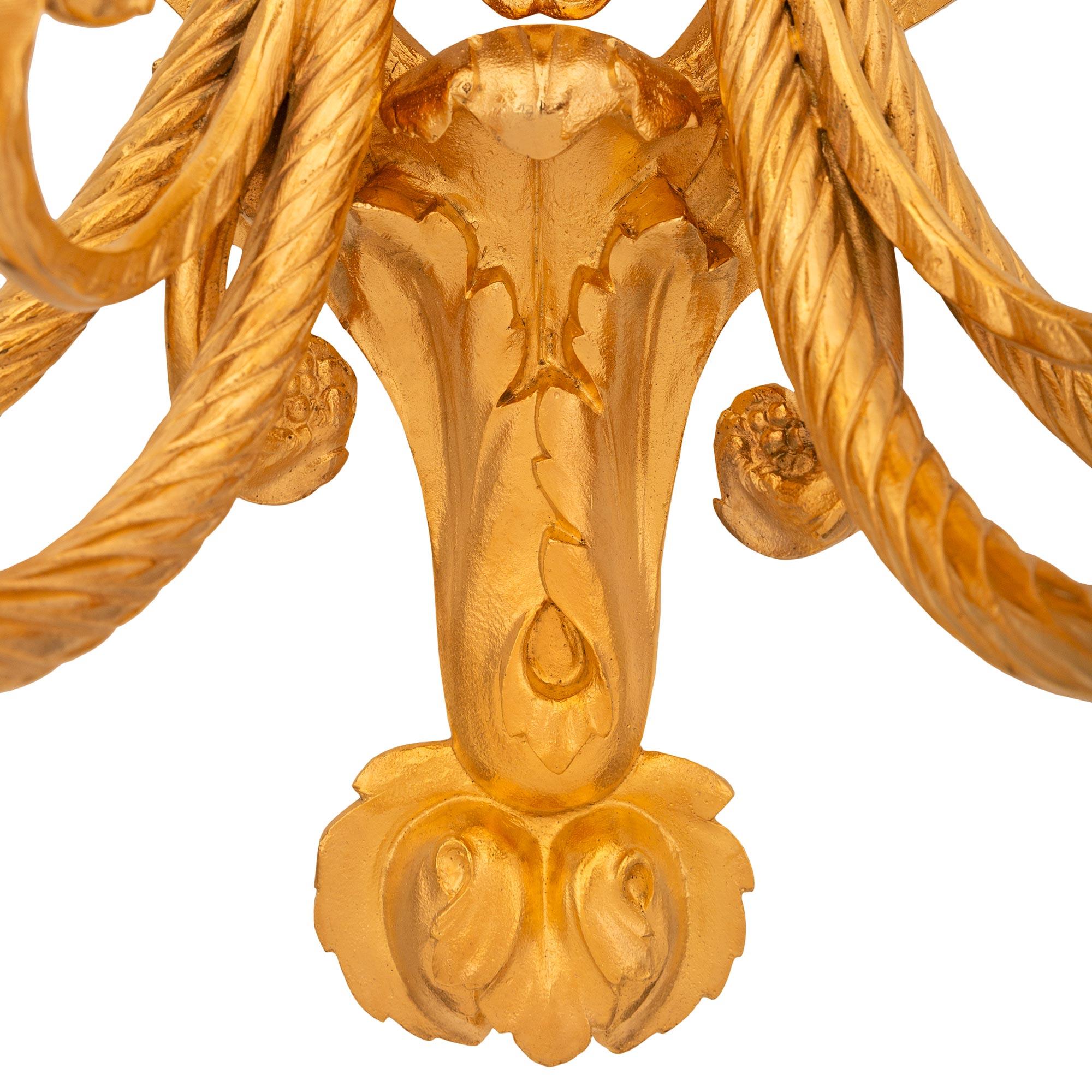 coppia di appliques francesi del XIX secolo in stile Luigi XVI in Ormolu in vendita 3