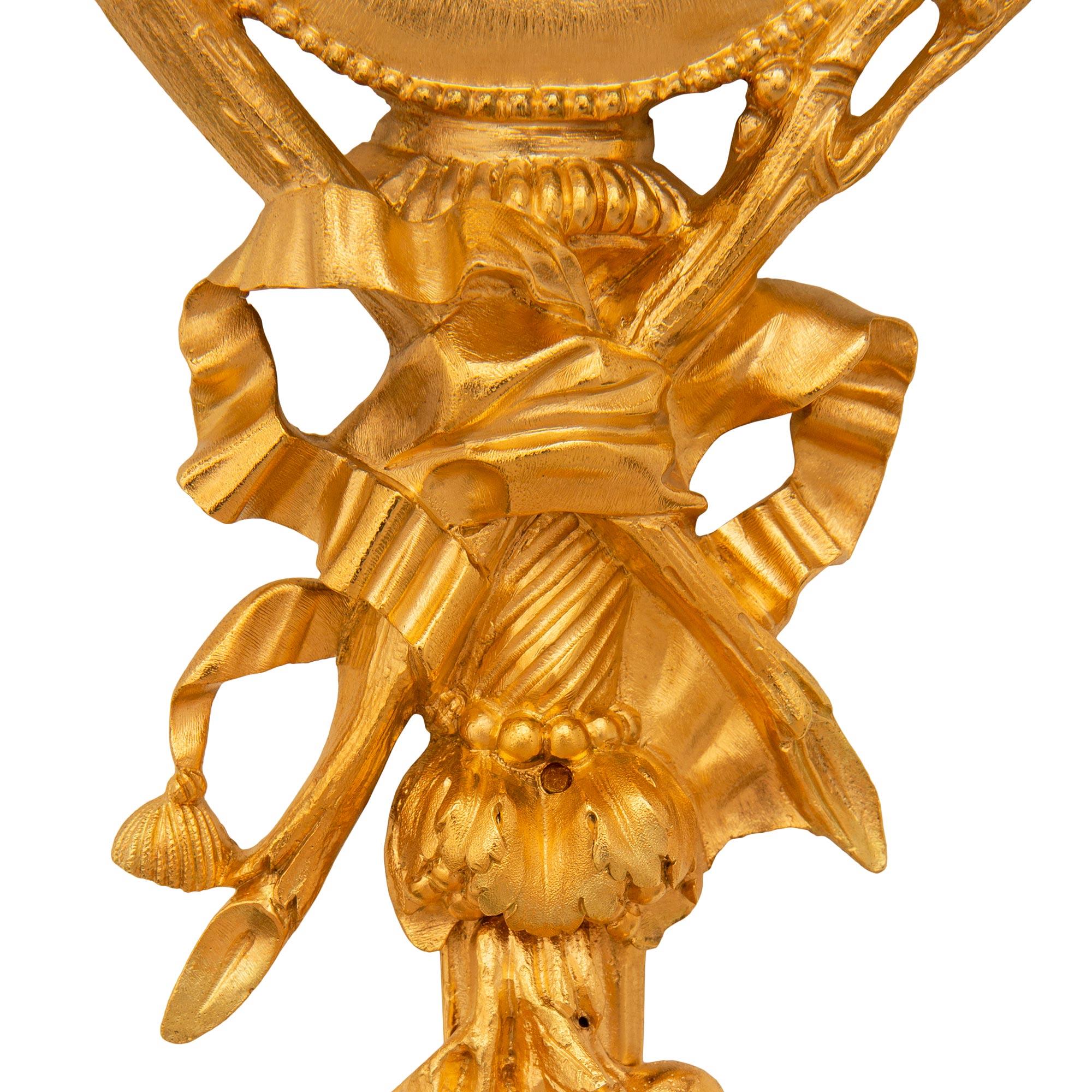 coppia di appliques francesi del XIX secolo in stile Luigi XVI in Ormolu in vendita 4