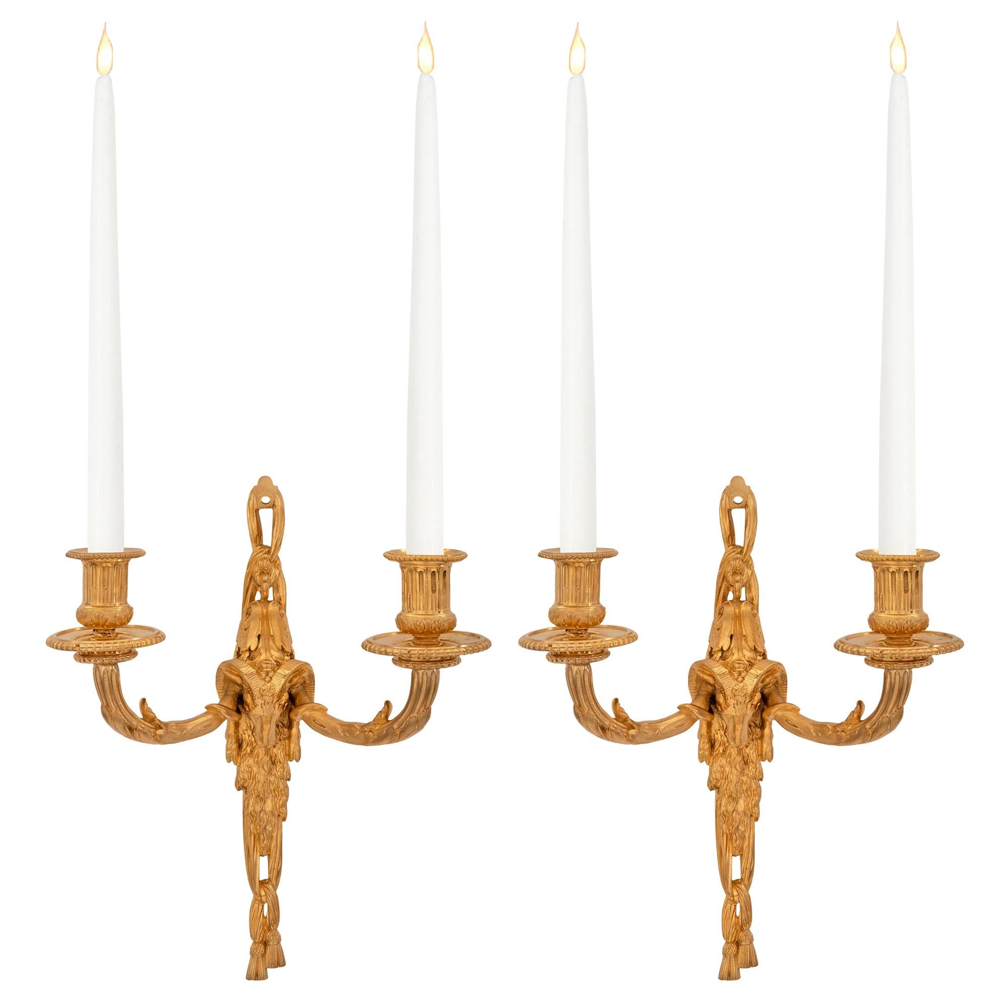 Paire d'appliques en bronze doré Louis XVI du XIXe siècle en vente