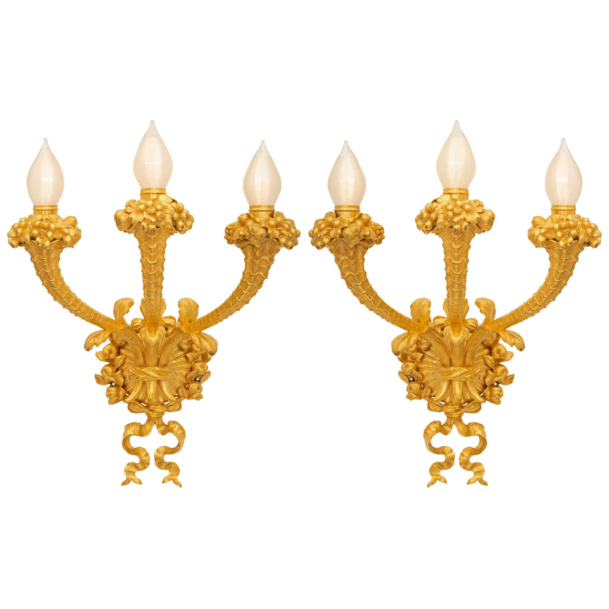Paire d'appliques françaises du 19ème siècle de style Louis XVI en bronze doré en vente