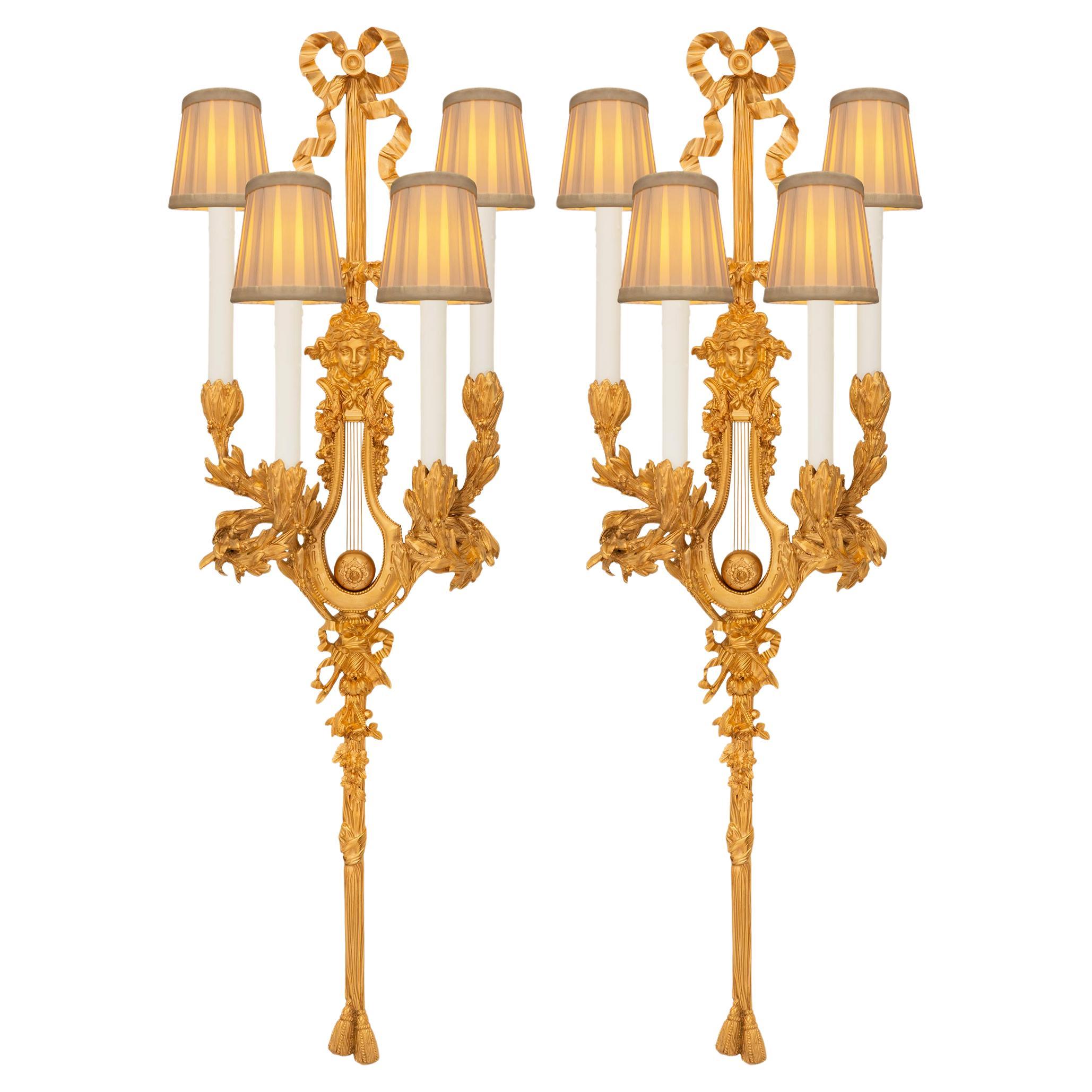 coppia di appliques francesi del XIX secolo in stile Luigi XVI in Ormolu