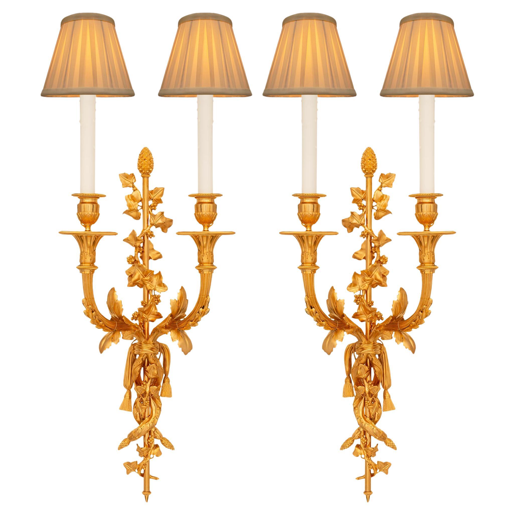 Coppia di appliques francesi del XIX secolo in stile Luigi XVI in Ormolu