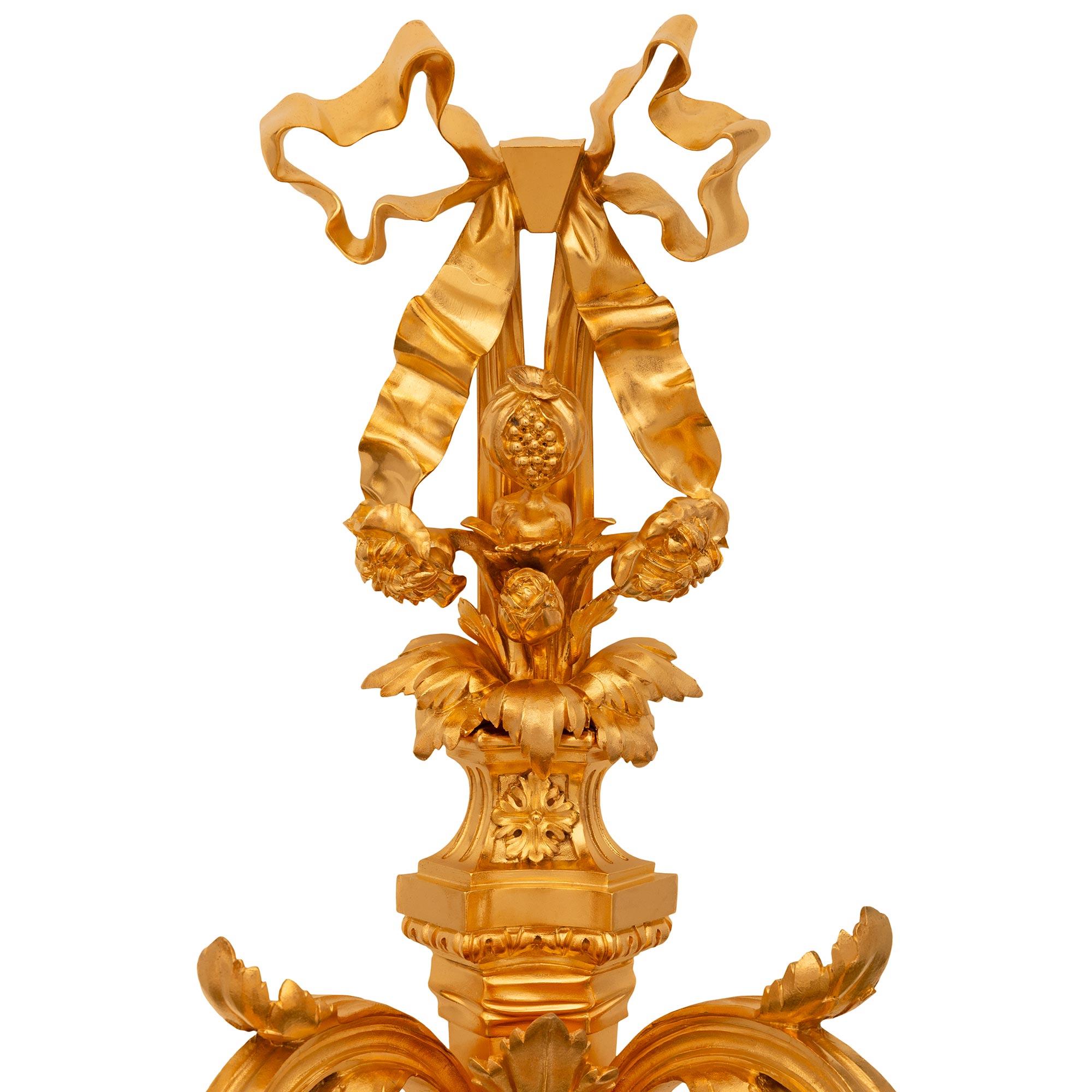 Pareja de apliques de Ormolu franceses del siglo XIX, estilo Luis XVI, firmados Sormani Ormolú en venta