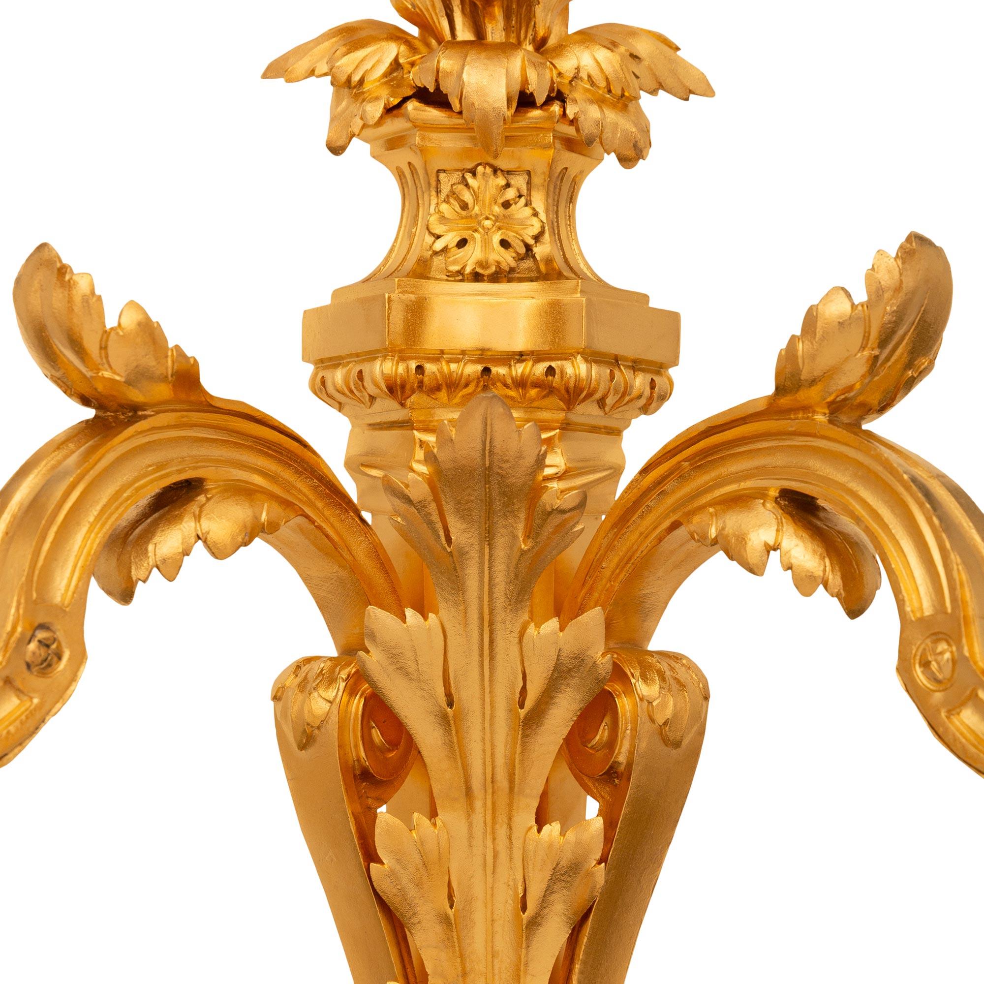 Pareja de apliques de Ormolu franceses del siglo XIX, estilo Luis XVI, firmados Sormani en venta 2