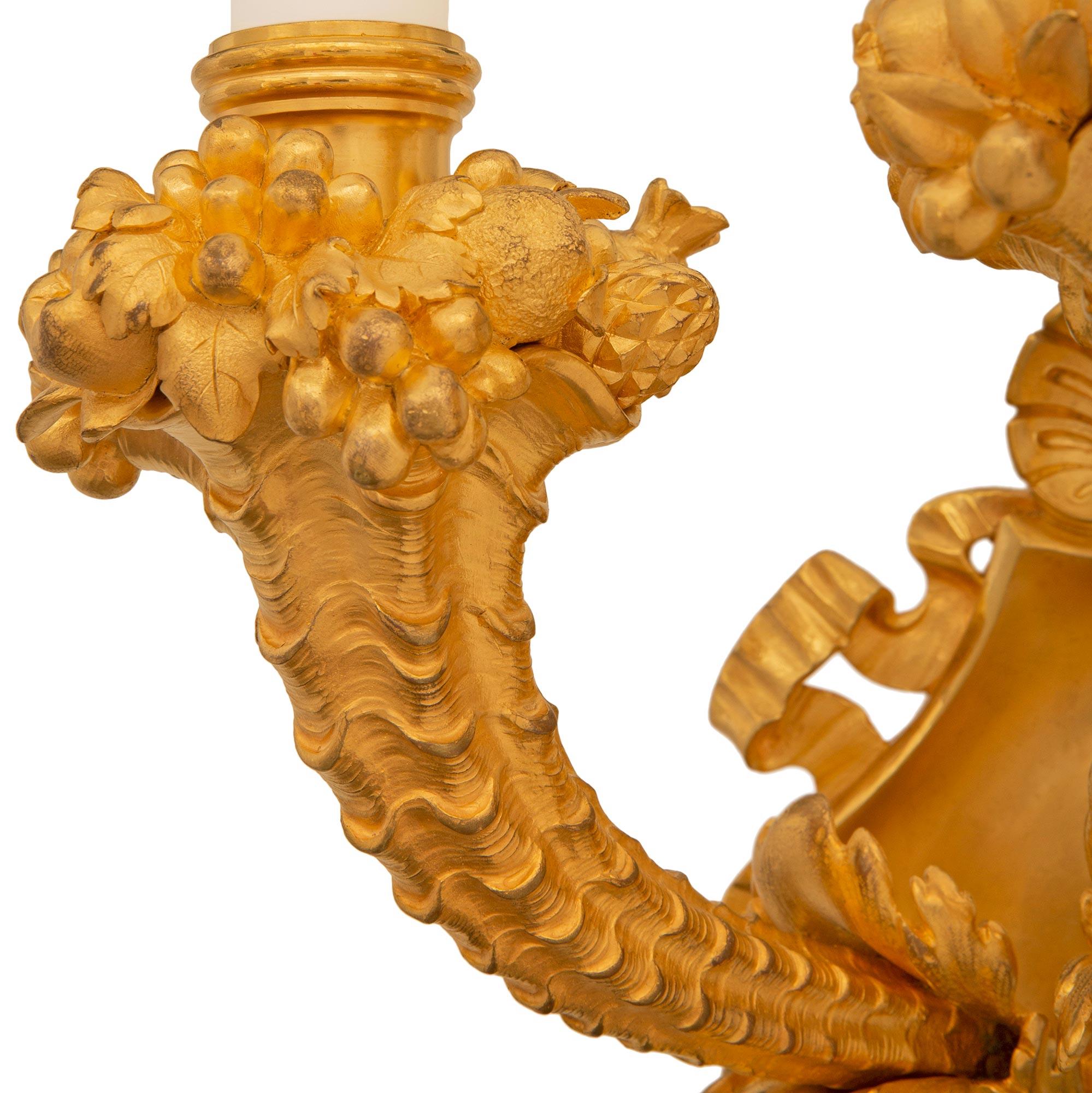 Paar französische Goldbronze-Wandleuchter im Louis-XVI-Stil des 19. Jahrhunderts, gestempelt Caldwell & Co. im Zustand „Gut“ im Angebot in West Palm Beach, FL