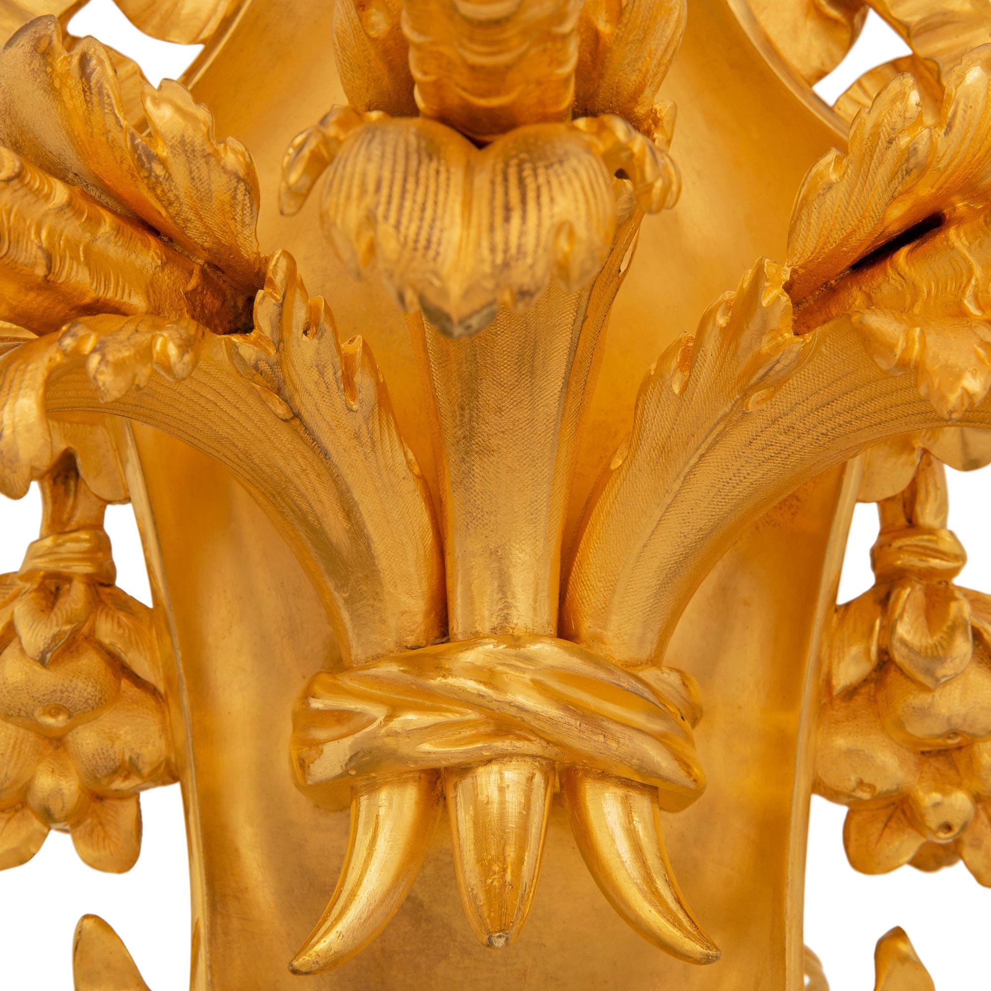 Paar französische Goldbronze-Wandleuchter im Louis-XVI-Stil des 19. Jahrhunderts, gestempelt Caldwell & Co. im Angebot 2