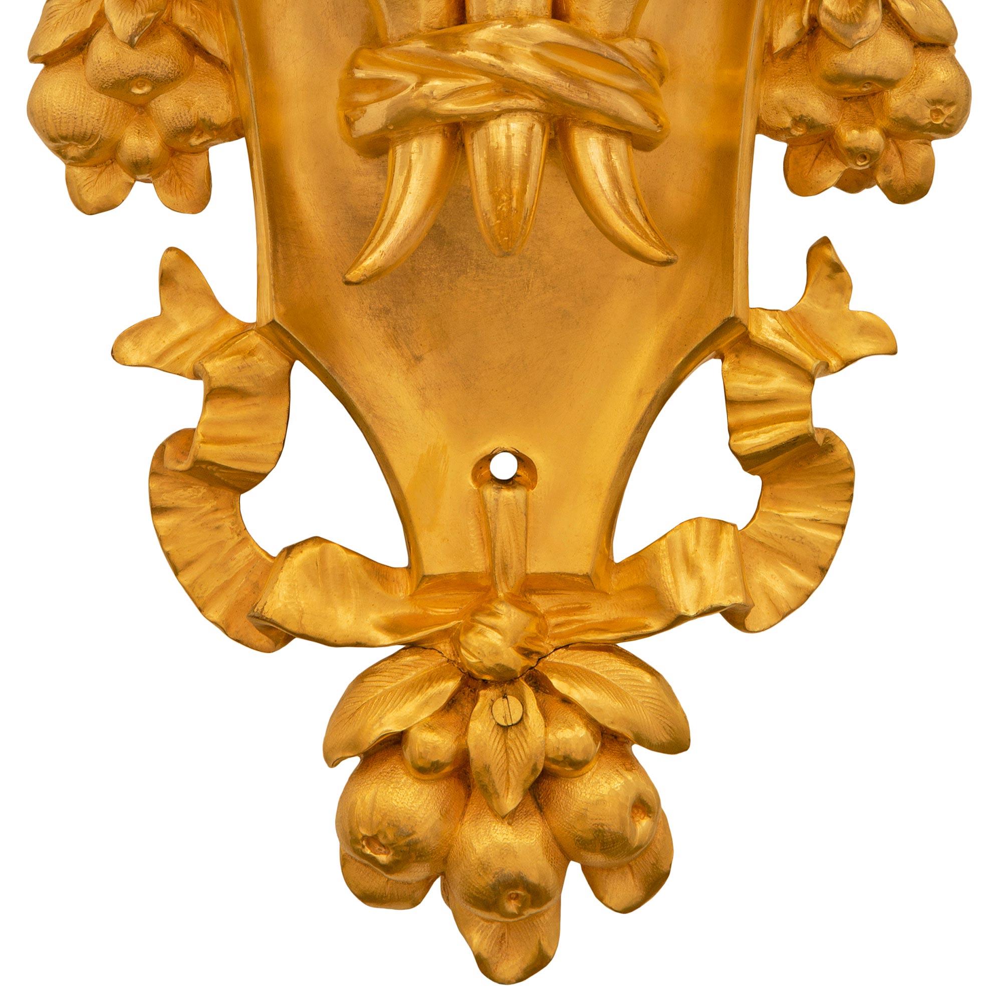 Paar französische Goldbronze-Wandleuchter im Louis-XVI-Stil des 19. Jahrhunderts, gestempelt Caldwell & Co. im Angebot 3