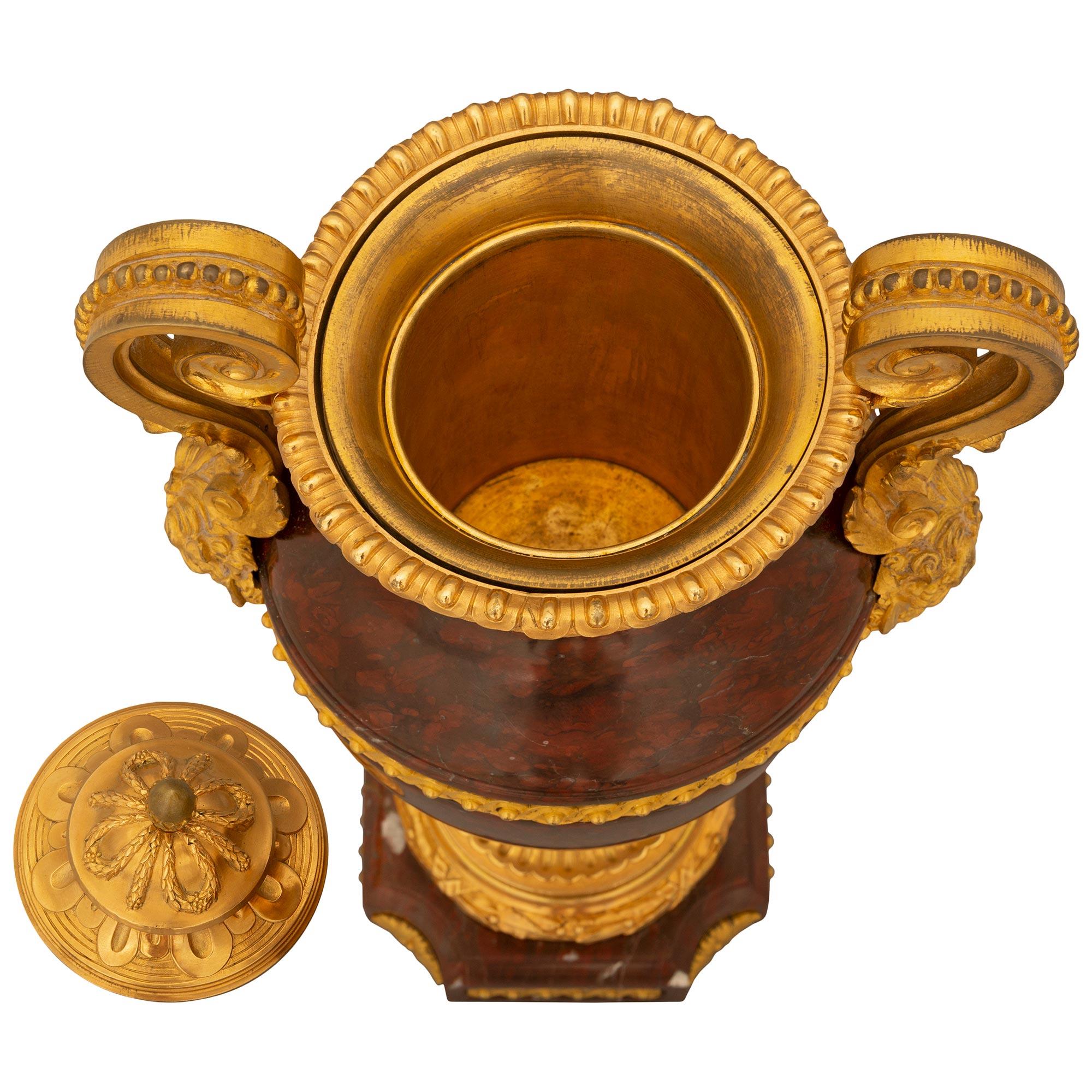 Ein beeindruckendes Paar französischer Urnen mit Deckel aus Louis XVI-St. Ormolu, versilberter Bronze und Rouge Griotte-Marmor des 19. Jahrhunderts. Jede Urne steht auf einem eleganten, quadratischen Sockel aus Rouge Griotte-Marmor mit konkaven