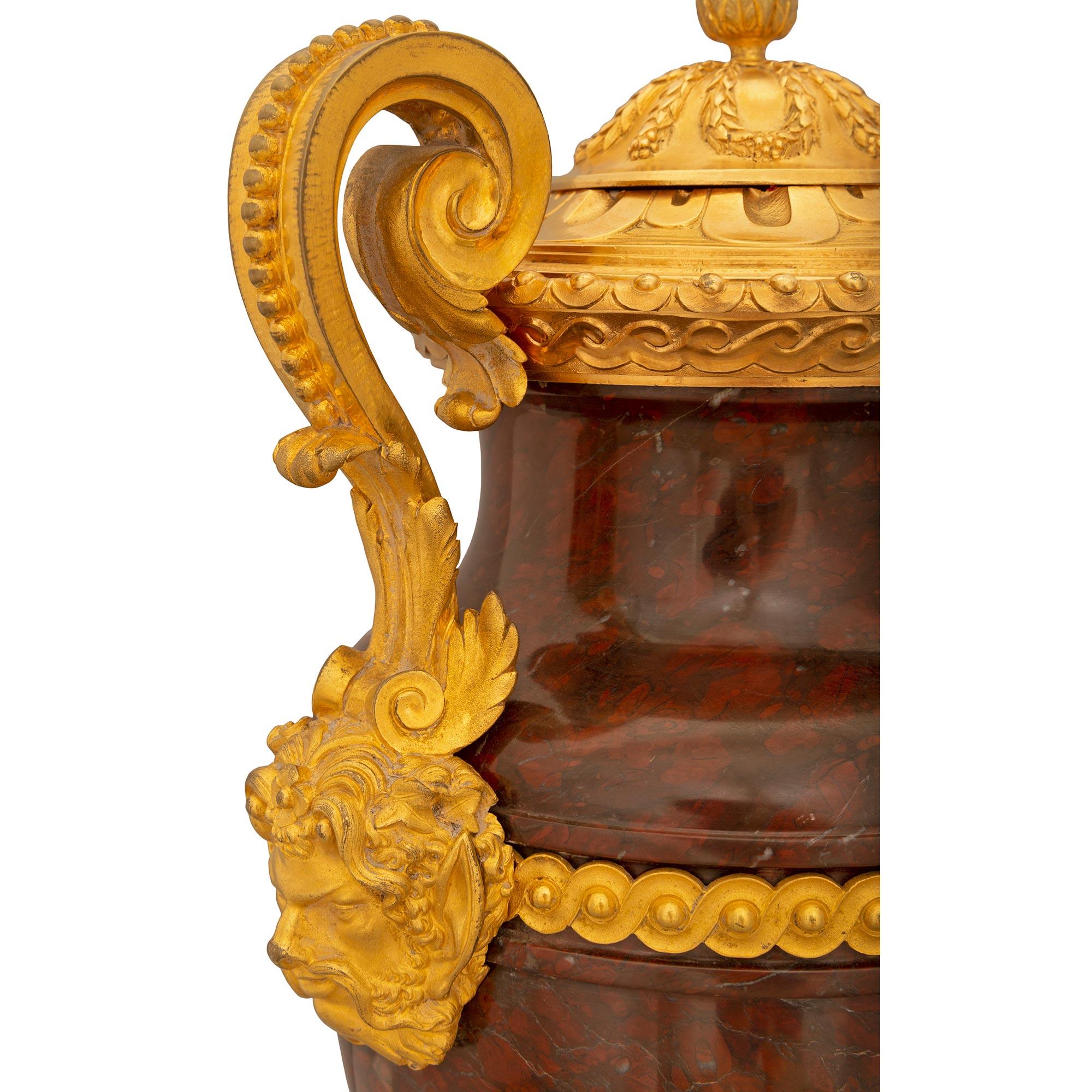 Paar französische Urnen aus Goldbronze, versilberter Bronze und Marmor im Louis-XVI-Stil des 19. Jahrhunderts im Zustand „Gut“ im Angebot in West Palm Beach, FL