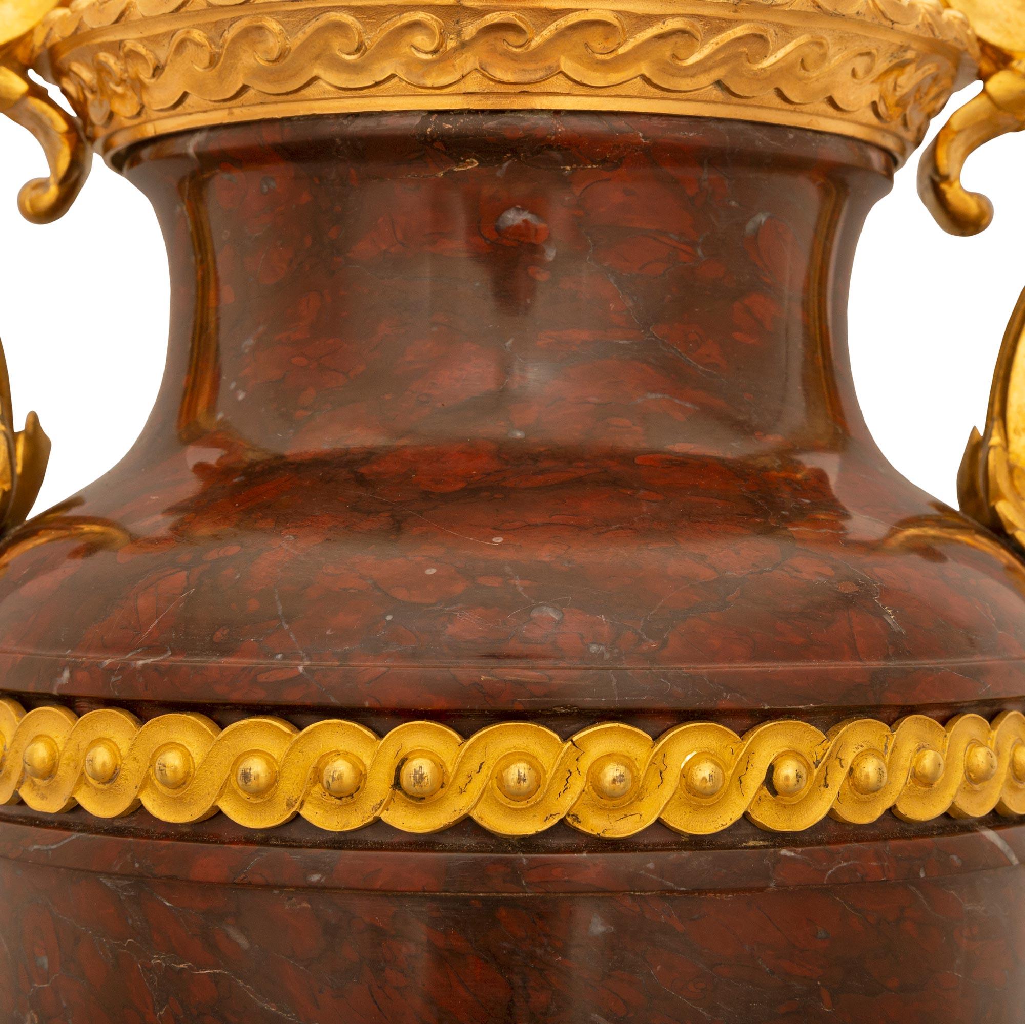 Paar französische Urnen aus Goldbronze, versilberter Bronze und Marmor im Louis-XVI-Stil des 19. Jahrhunderts im Angebot 1