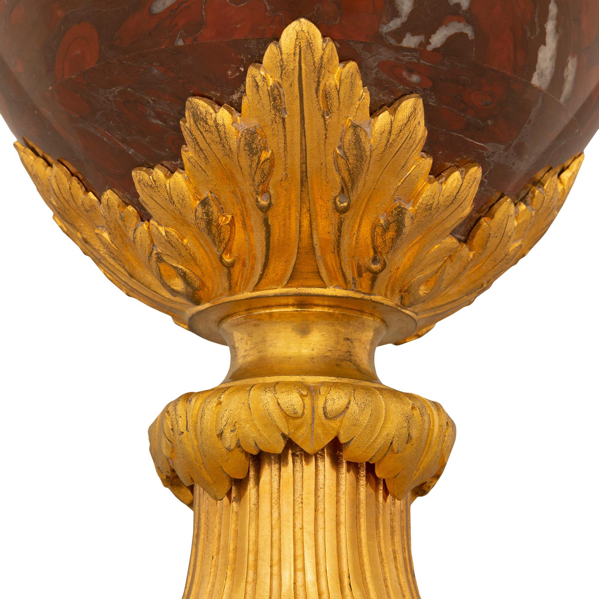 Paar französische Urnen aus Goldbronze, versilberter Bronze und Marmor im Louis-XVI-Stil des 19. Jahrhunderts im Angebot 2