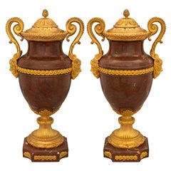 Paire d'urnes françaises du 19ème siècle de style Louis XVI en bronze argenté et marbre