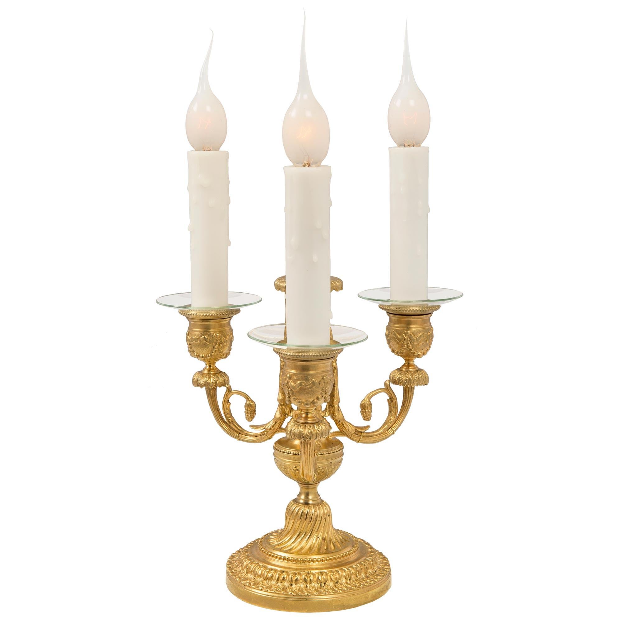 Paire de candélabres à trois bras en bronze doré de style Louis XVI du XIXe siècle français Bon état - En vente à West Palm Beach, FL