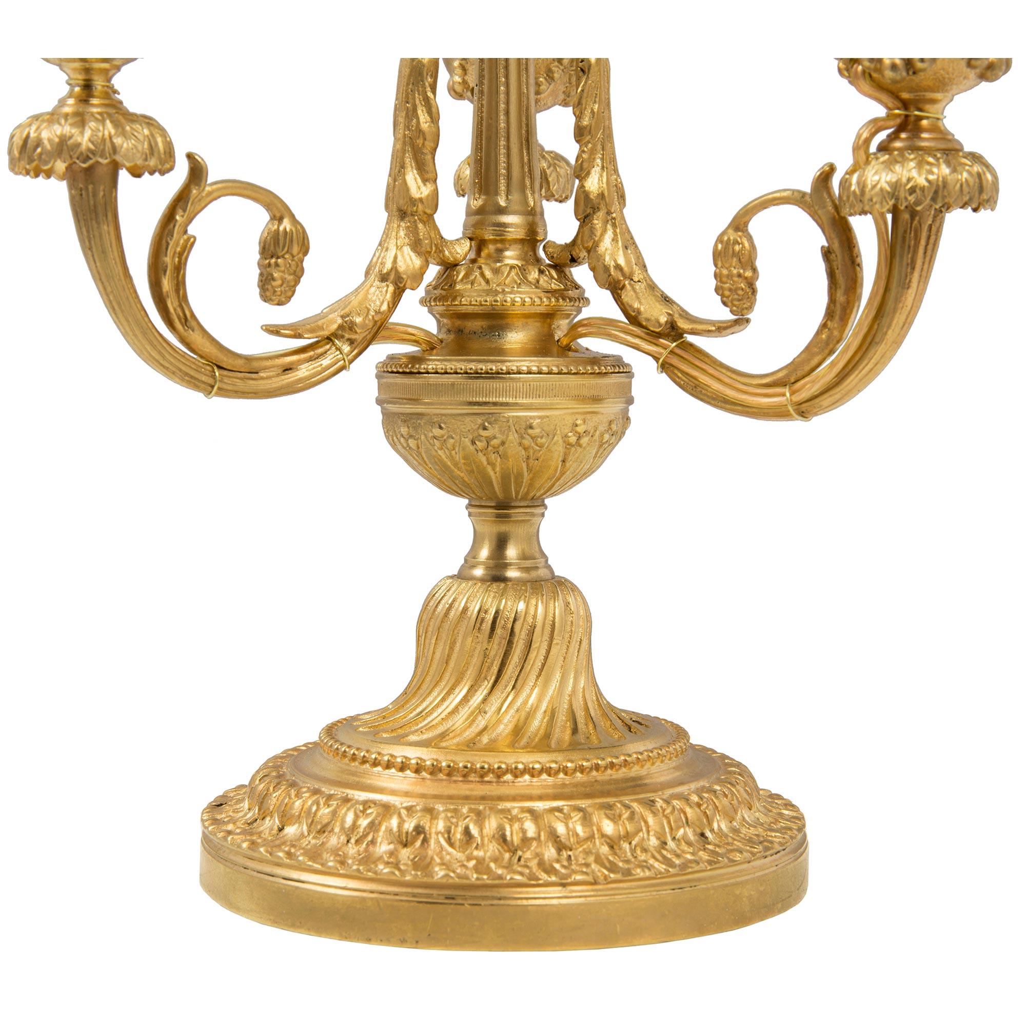 Paire de candélabres à trois bras en bronze doré de style Louis XVI du XIXe siècle français en vente 3