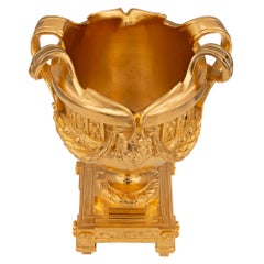 Paire de vases en bronze doré Louis XVI du XIXe siècle