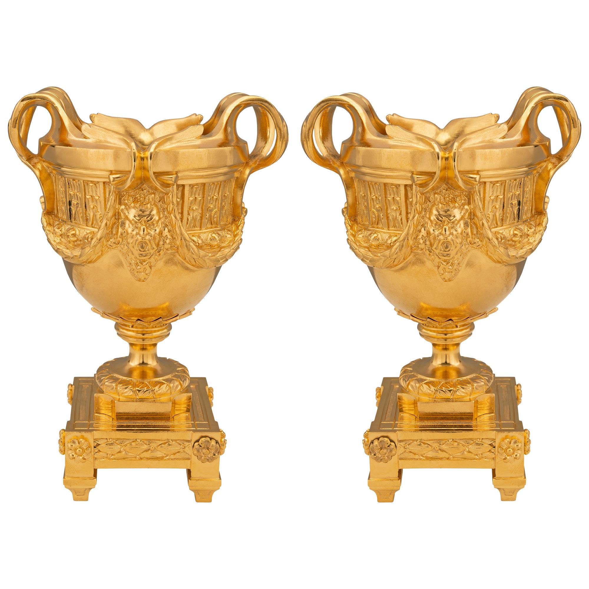 Français Paire de vases en bronze doré de style Louis XVI du 19ème siècle français en vente