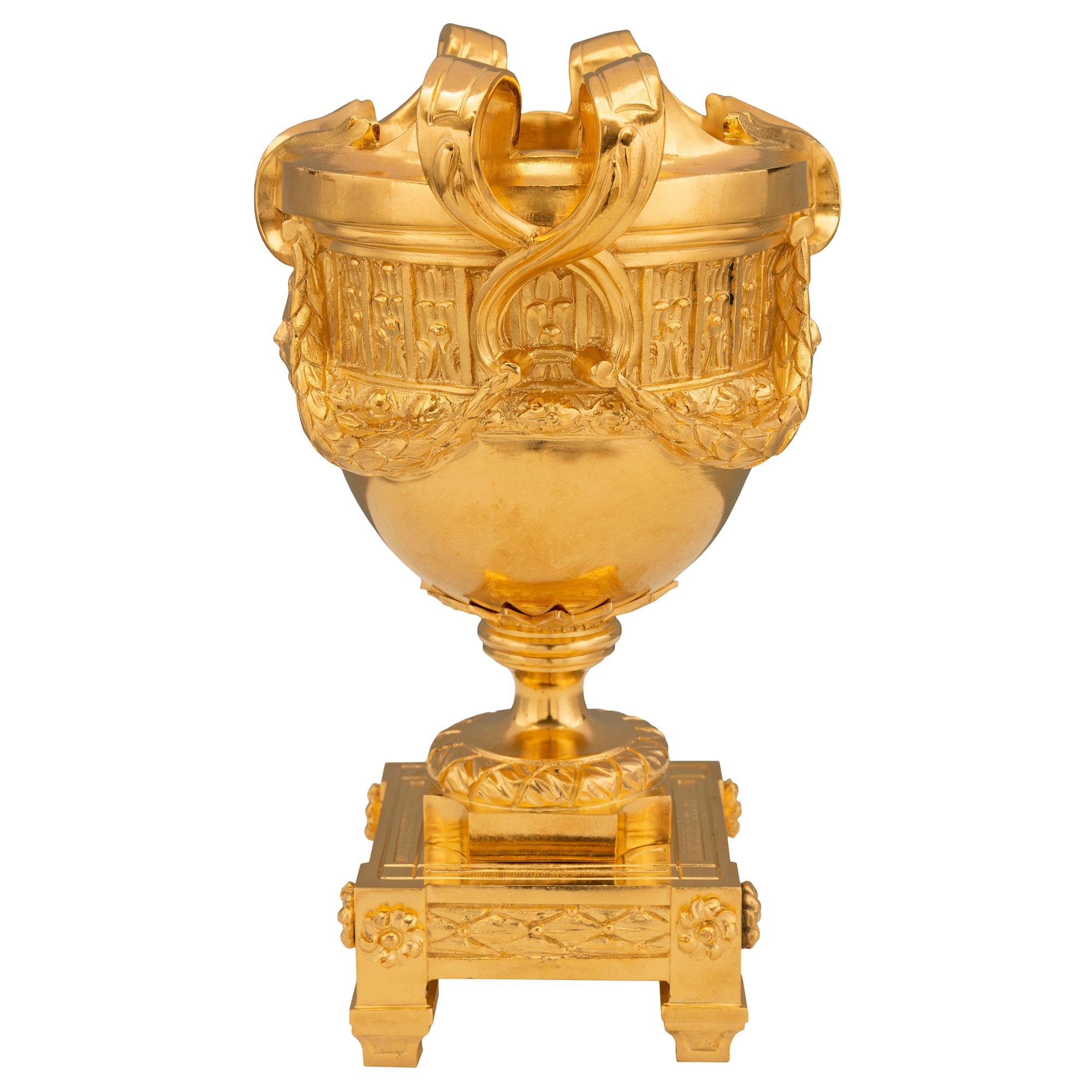 XIXe siècle Paire de vases en bronze doré de style Louis XVI du 19ème siècle français en vente