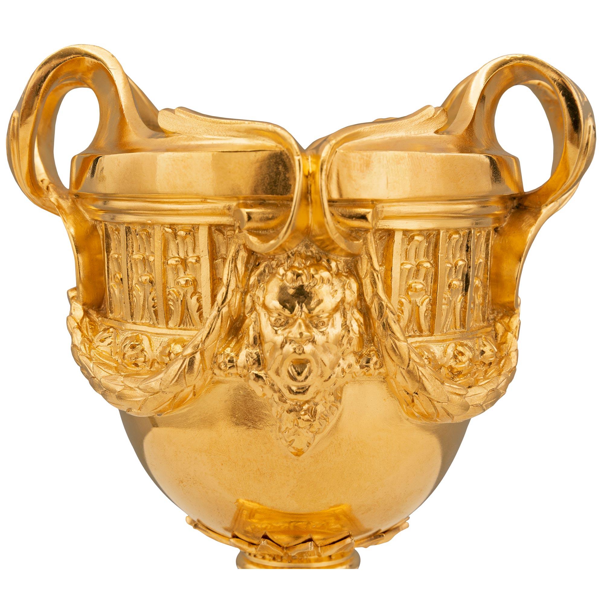 Bronze doré Paire de vases en bronze doré de style Louis XVI du 19ème siècle français en vente