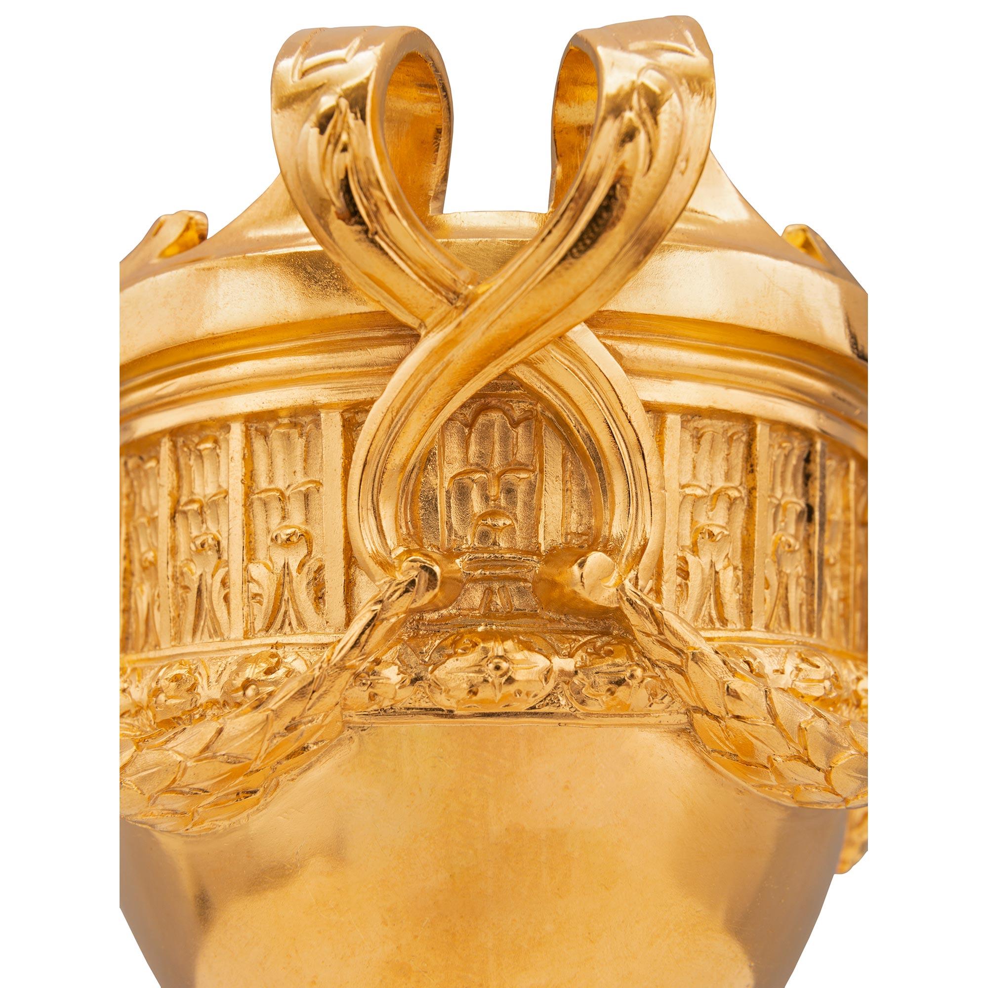 Paire de vases en bronze doré de style Louis XVI du 19ème siècle français en vente 1