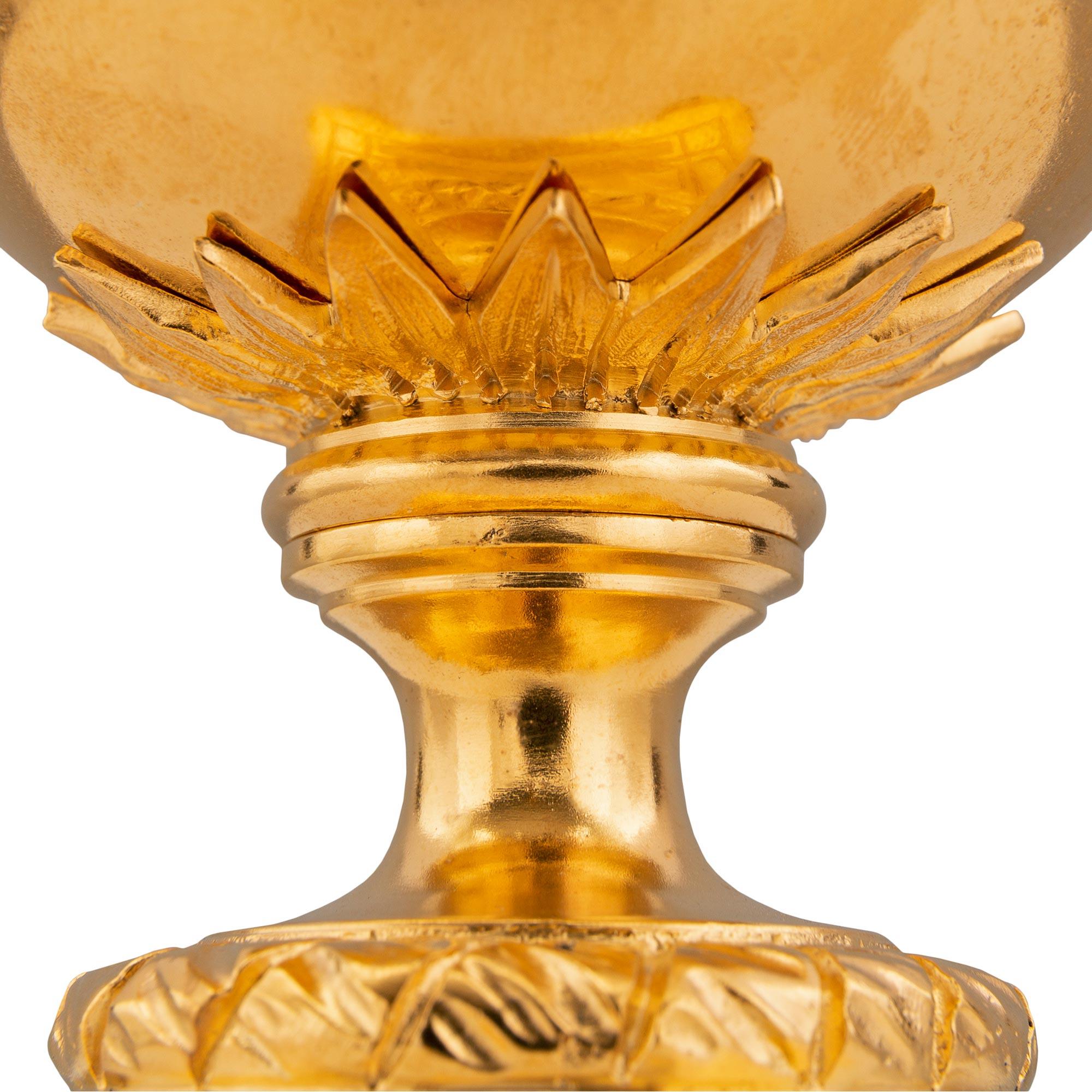 Coppia di vasi francesi del XIX secolo in stile Luigi XVI con ormolatura in vendita 4