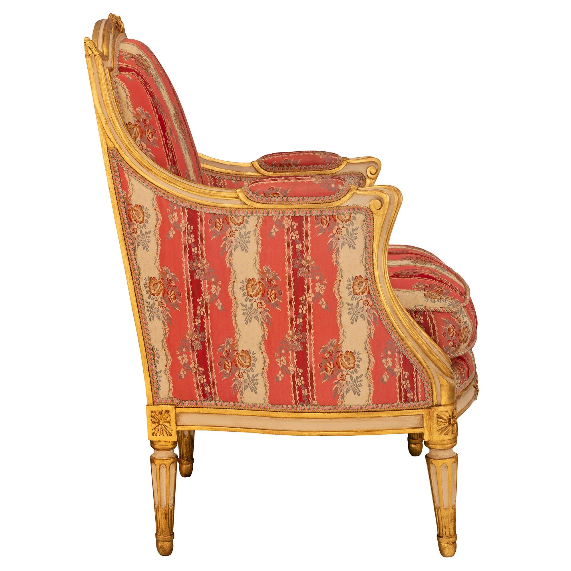 Paar französische Sessel im Stil Louis XVI des 19. Jahrhunderts aus patiniertem und vergoldetem Holz (Louis XV.) im Angebot