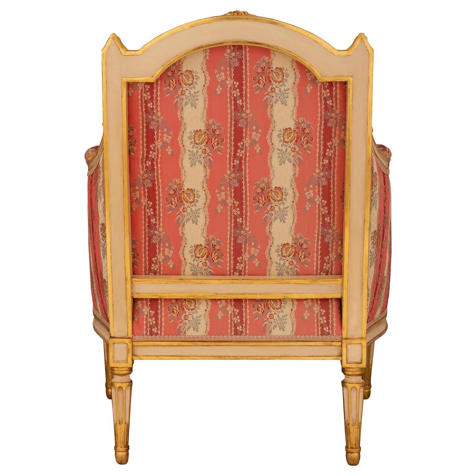 Patiné Paire de fauteuils français du 19ème siècle de style Louis XVI en bois patiné et doré en vente
