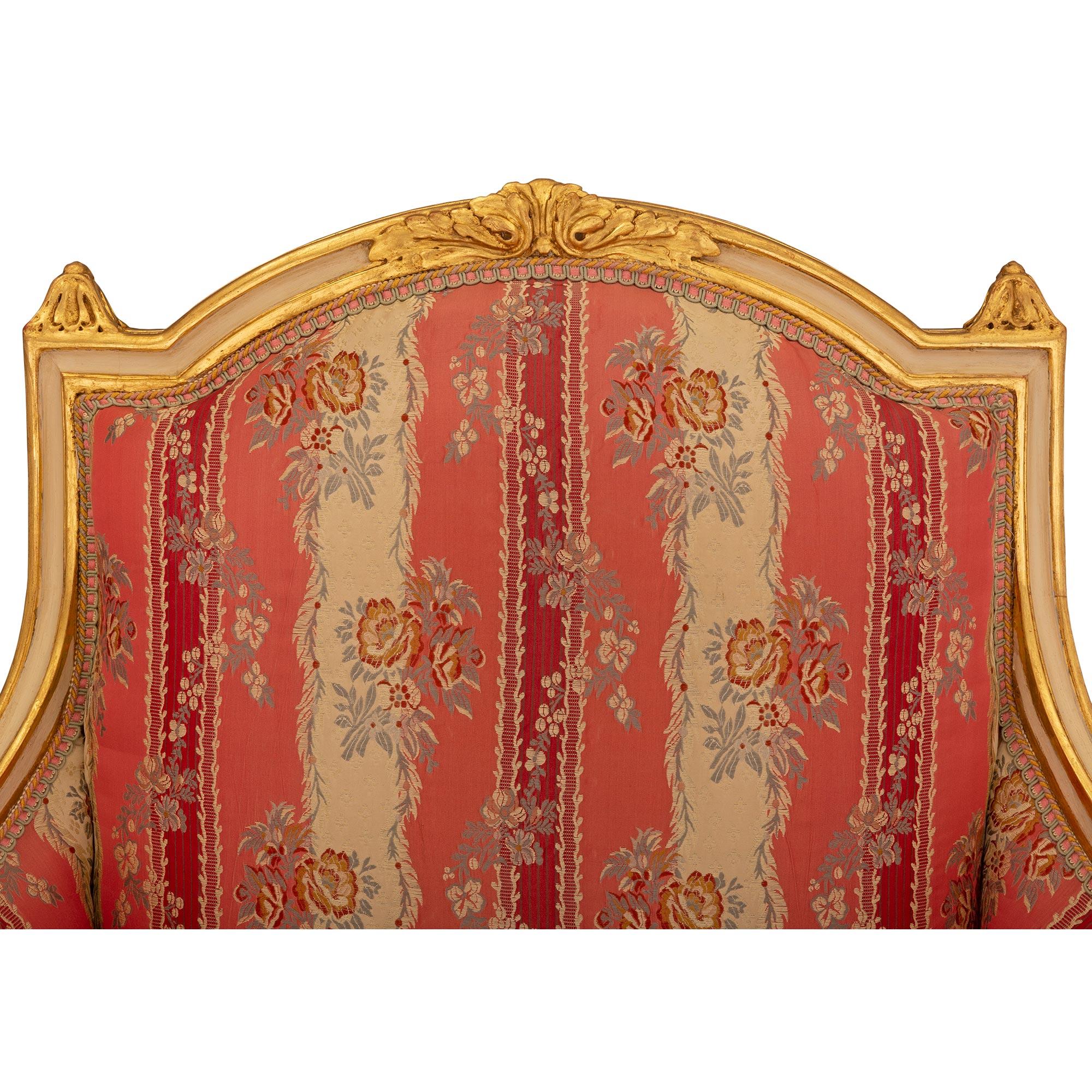 Paar französische Sessel im Stil Louis XVI des 19. Jahrhunderts aus patiniertem und vergoldetem Holz (Patiniert) im Angebot