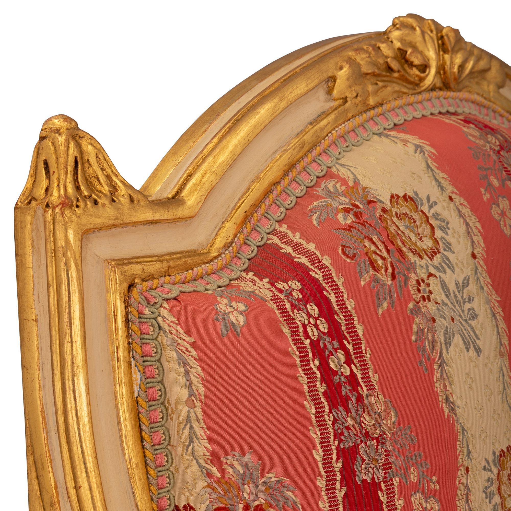 Paar französische Sessel im Stil Louis XVI des 19. Jahrhunderts aus patiniertem und vergoldetem Holz im Zustand „Gut“ im Angebot in West Palm Beach, FL