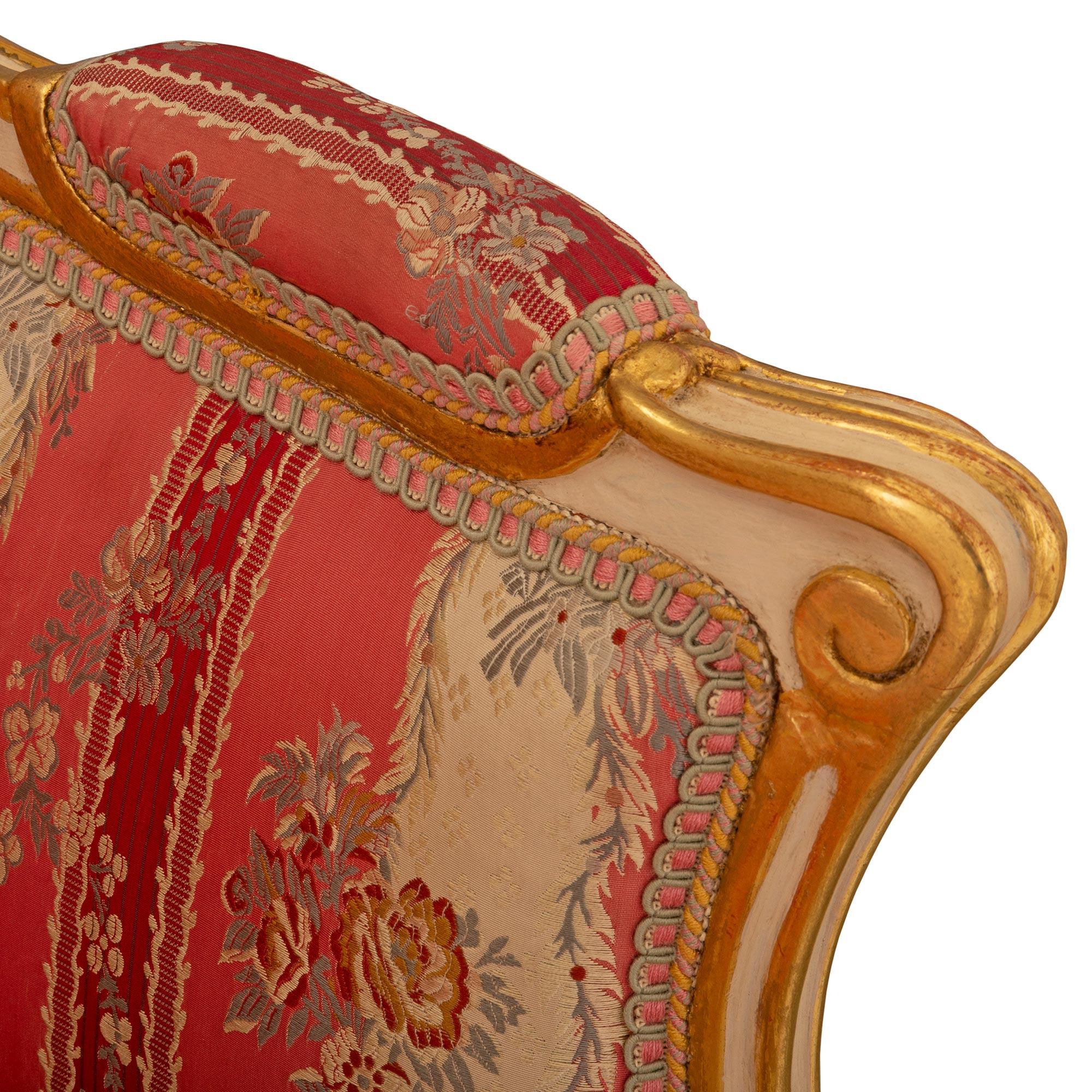 Paar französische Sessel im Stil Louis XVI des 19. Jahrhunderts aus patiniertem und vergoldetem Holz im Angebot 1