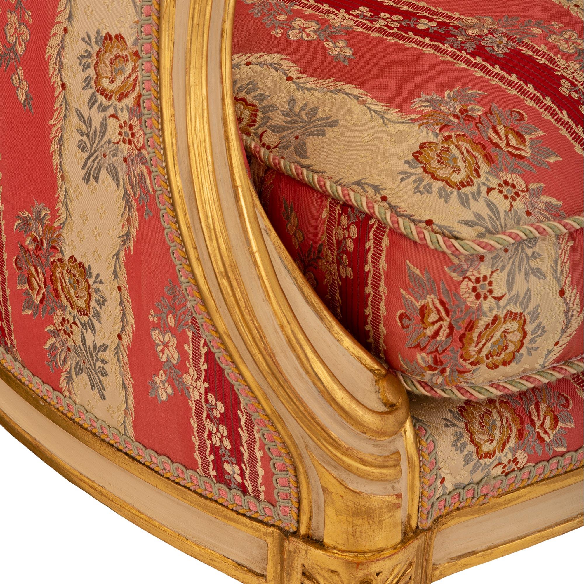 Paar französische Sessel im Stil Louis XVI des 19. Jahrhunderts aus patiniertem und vergoldetem Holz im Angebot 2