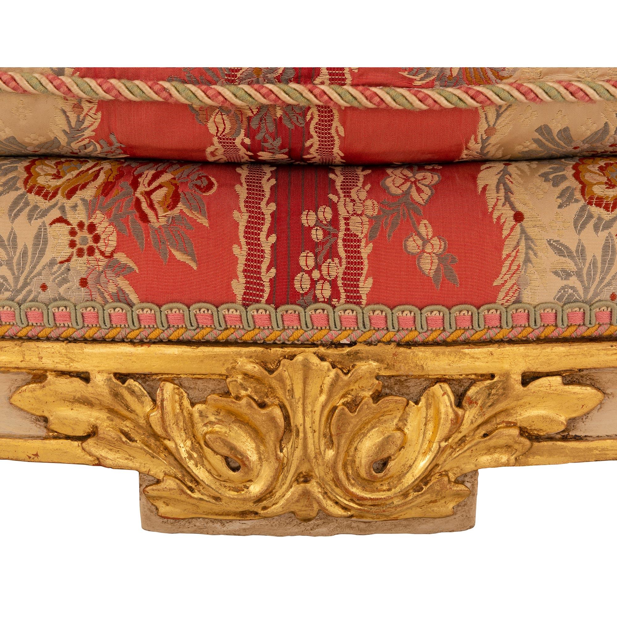 Paire de fauteuils français du 19ème siècle de style Louis XVI en bois patiné et doré en vente 2