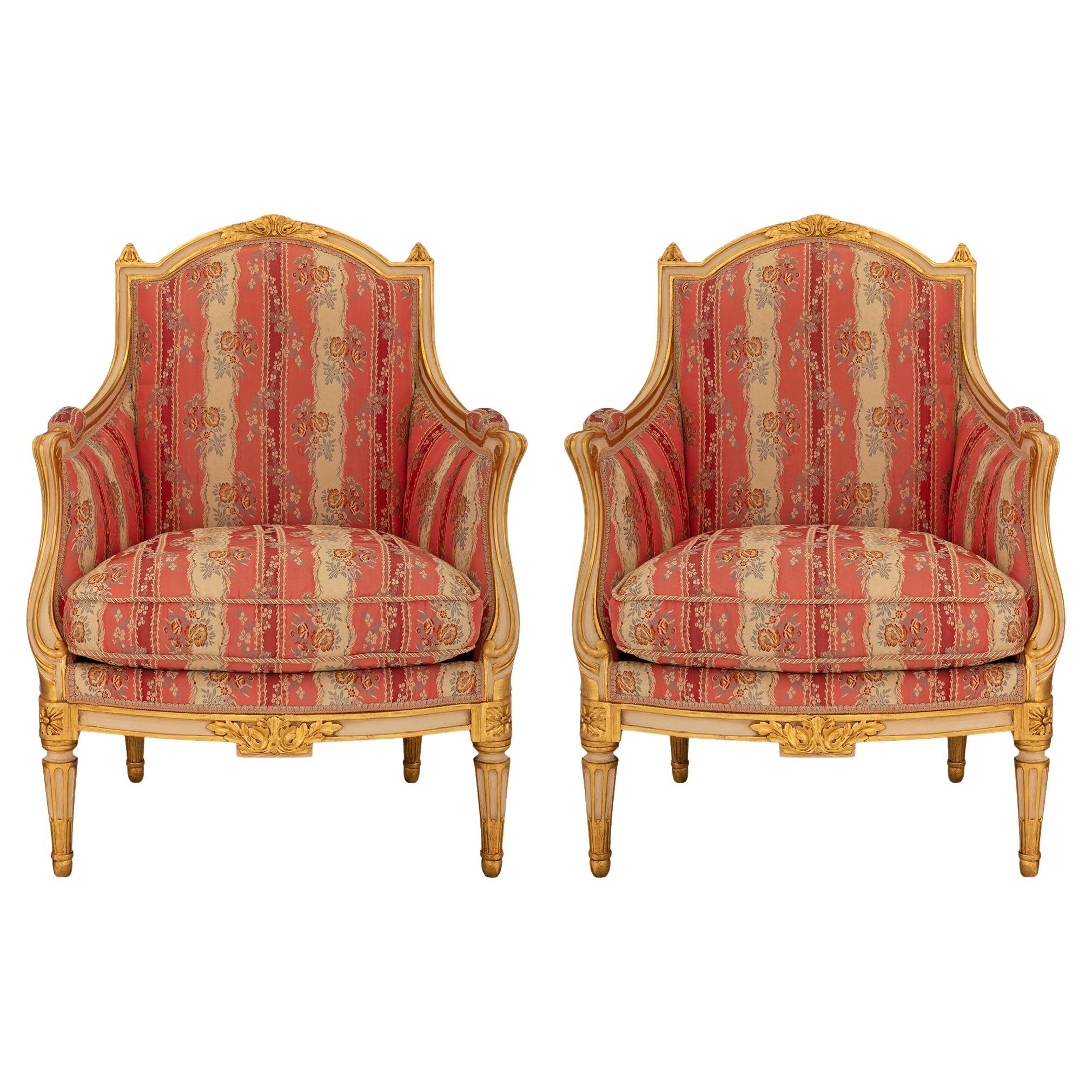 Paar französische Sessel im Stil Louis XVI des 19. Jahrhunderts aus patiniertem und vergoldetem Holz
