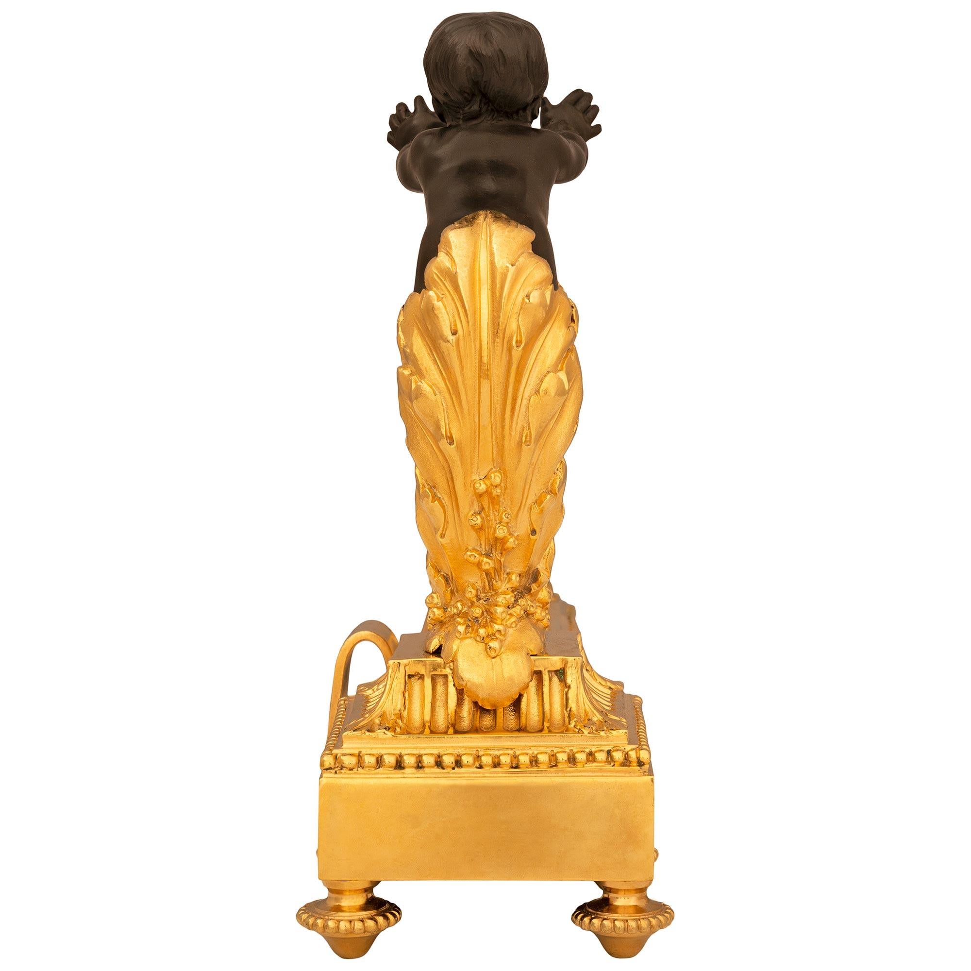 Patinato coppia di candelabri francesi del XIX secolo in bronzo patinato e ormolu del XIX secolo in stile Luigi XVI in vendita