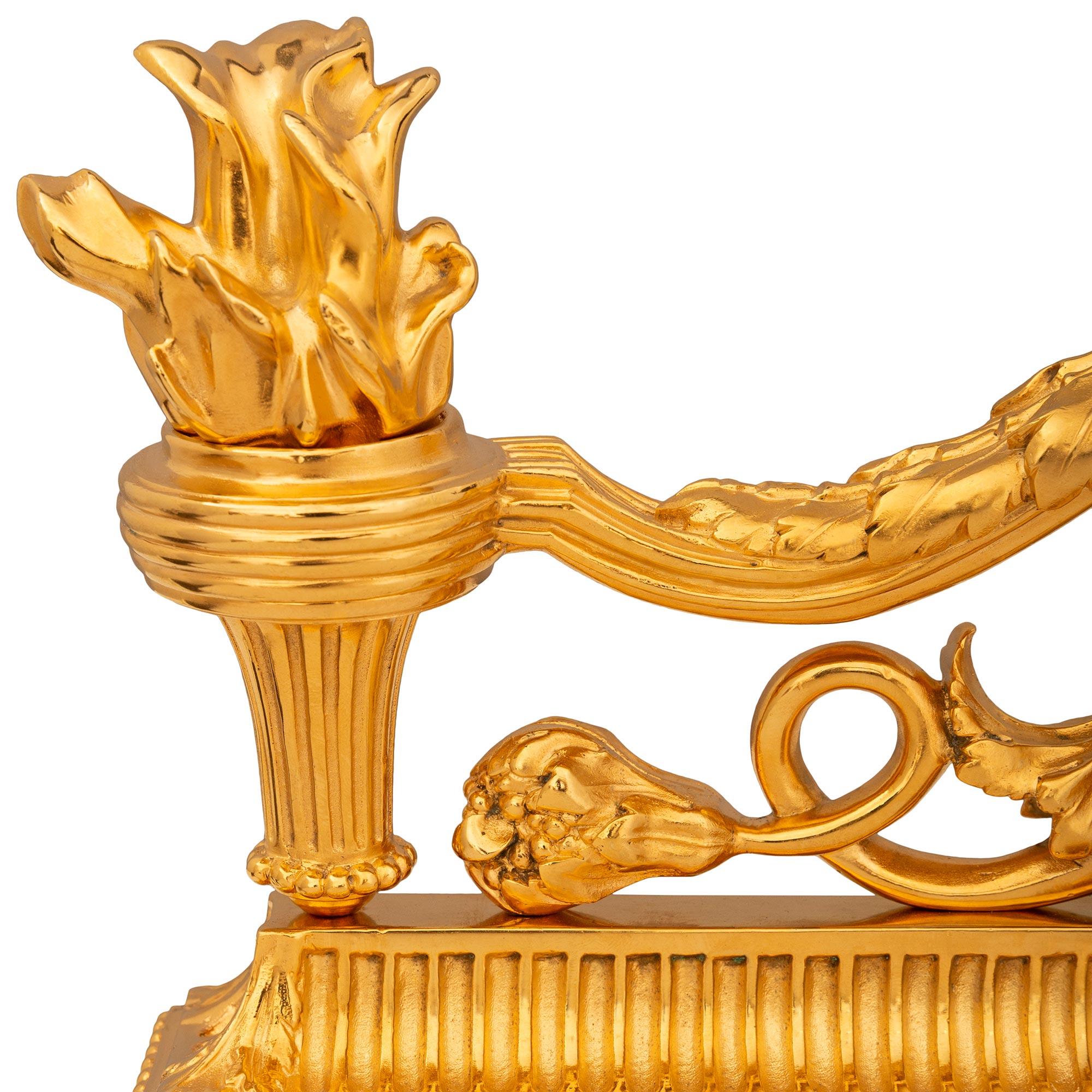 coppia di candelabri francesi del XIX secolo in bronzo patinato e ormolu del XIX secolo in stile Luigi XVI in vendita 1