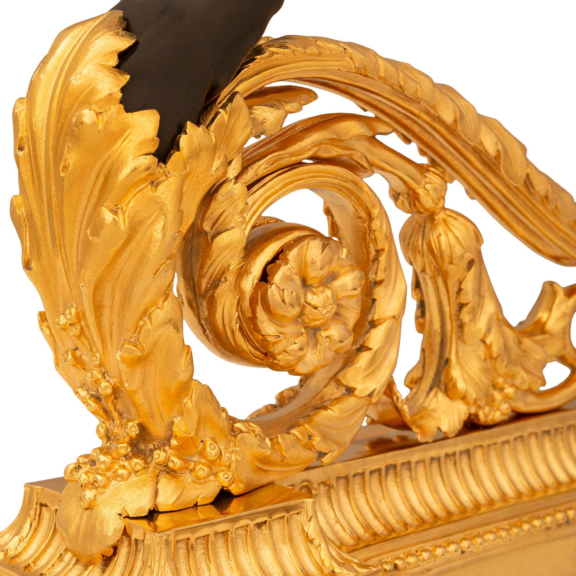 coppia di candelabri francesi del XIX secolo in bronzo patinato e ormolu del XIX secolo in stile Luigi XVI in vendita 2