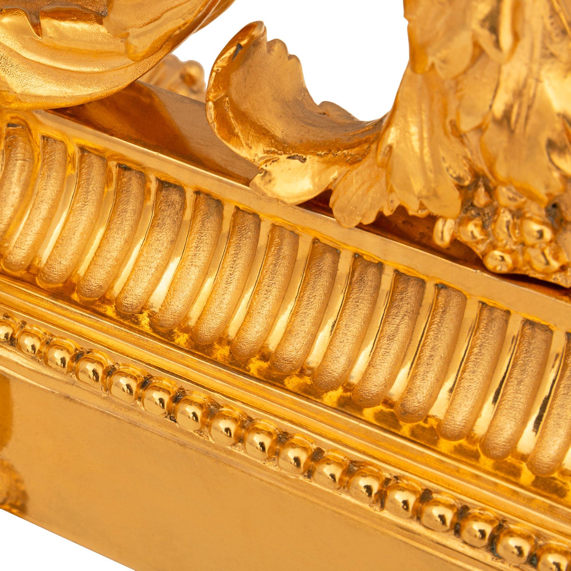 coppia di candelabri francesi del XIX secolo in bronzo patinato e ormolu del XIX secolo in stile Luigi XVI in vendita 3