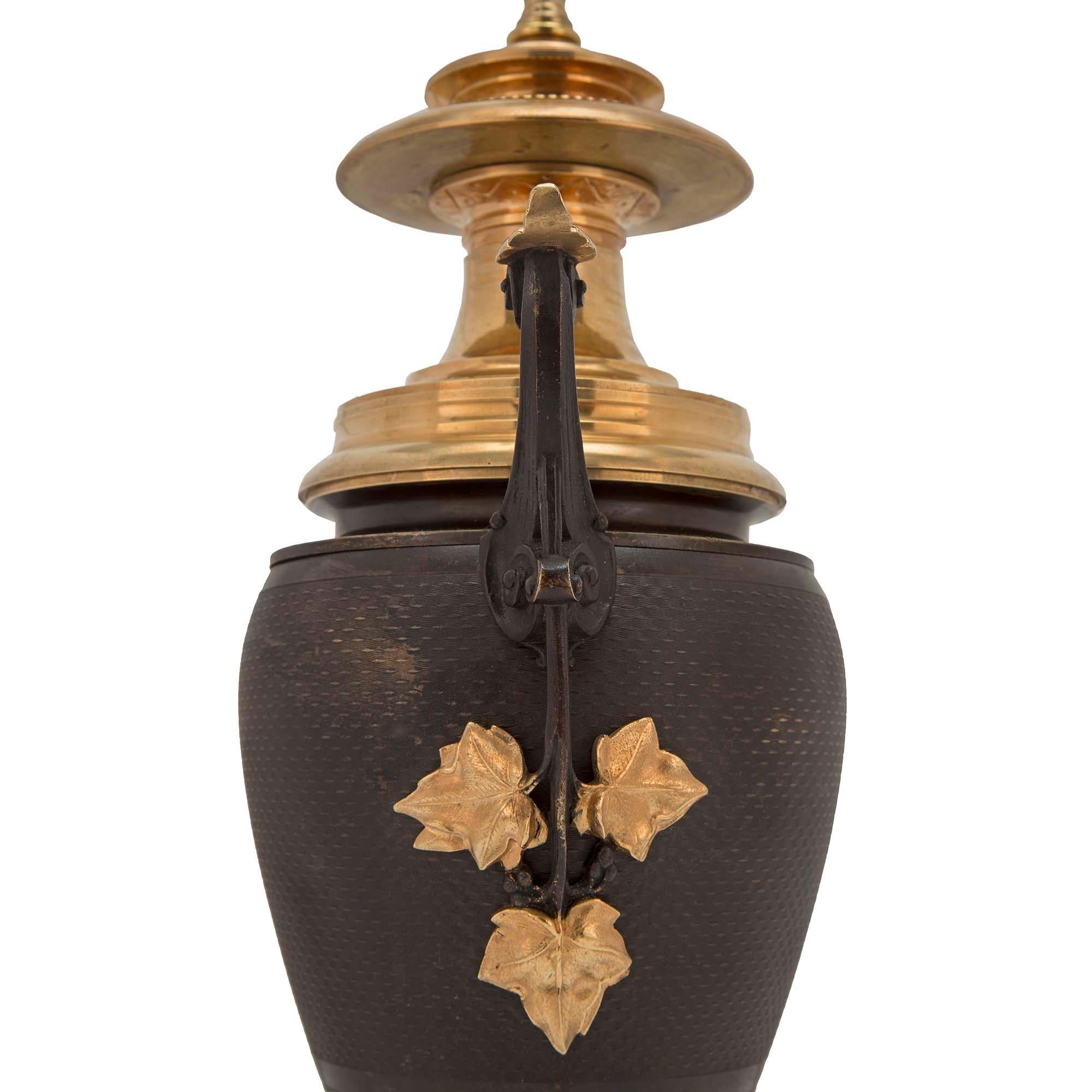 Patiné Paire de lampes de style Louis XVI du 19ème siècle en bronze patiné et bronze doré en vente