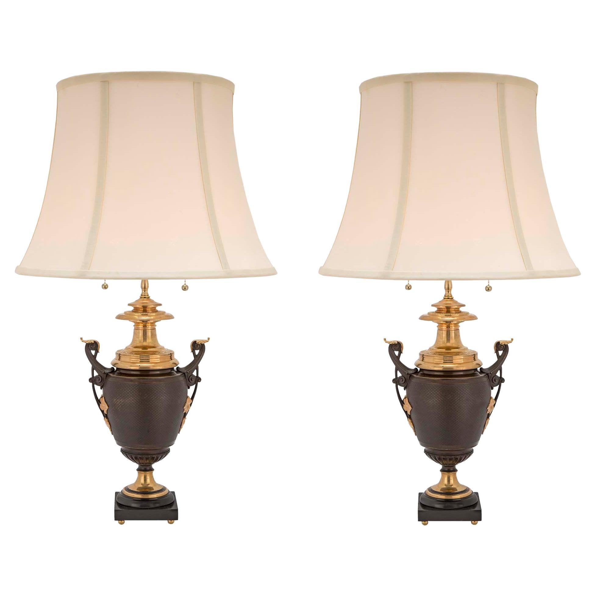 Paar französische Louis-XVI-Lampen aus patinierter Bronze und Goldbronze aus dem 19. Jahrhundert im Angebot