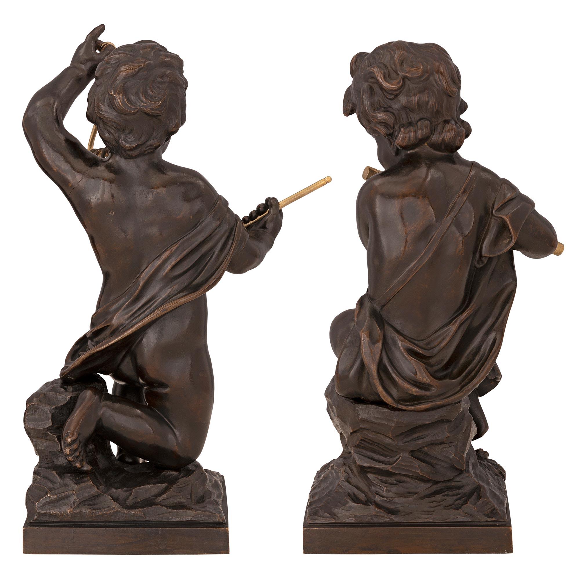 Patinato Coppia di statue francesi del XIX secolo in bronzo patinato e ormolu di San Luigi XVI in vendita
