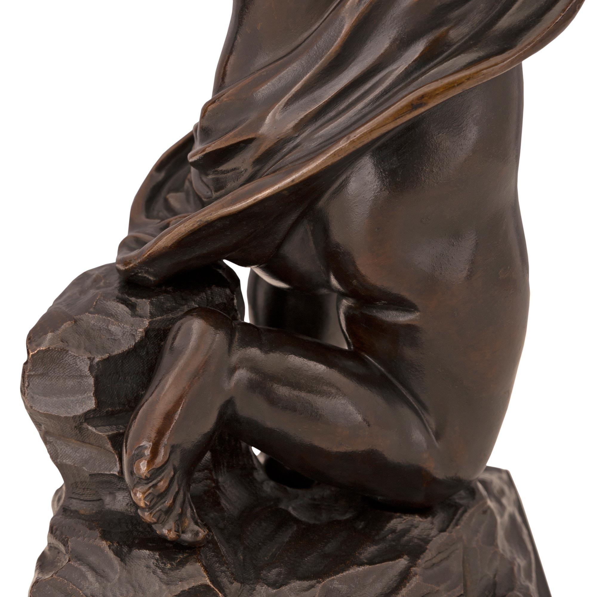 Coppia di statue francesi del XIX secolo in bronzo patinato e ormolu di San Luigi XVI in vendita 2