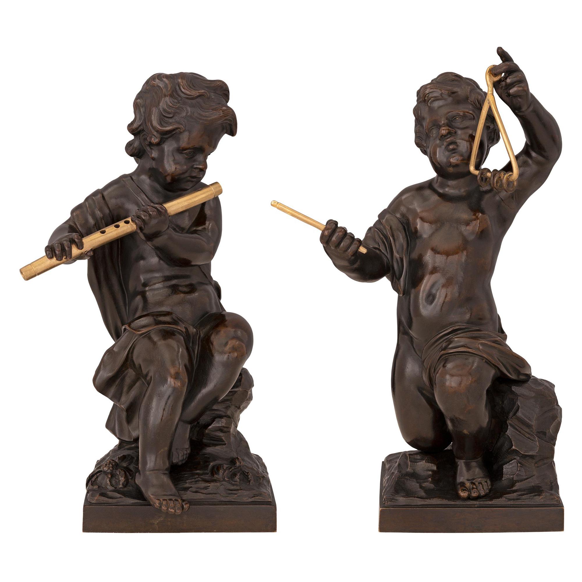 Paire de statues de style Louis XVI du XIXe siècle en bronze patiné et bronze doré