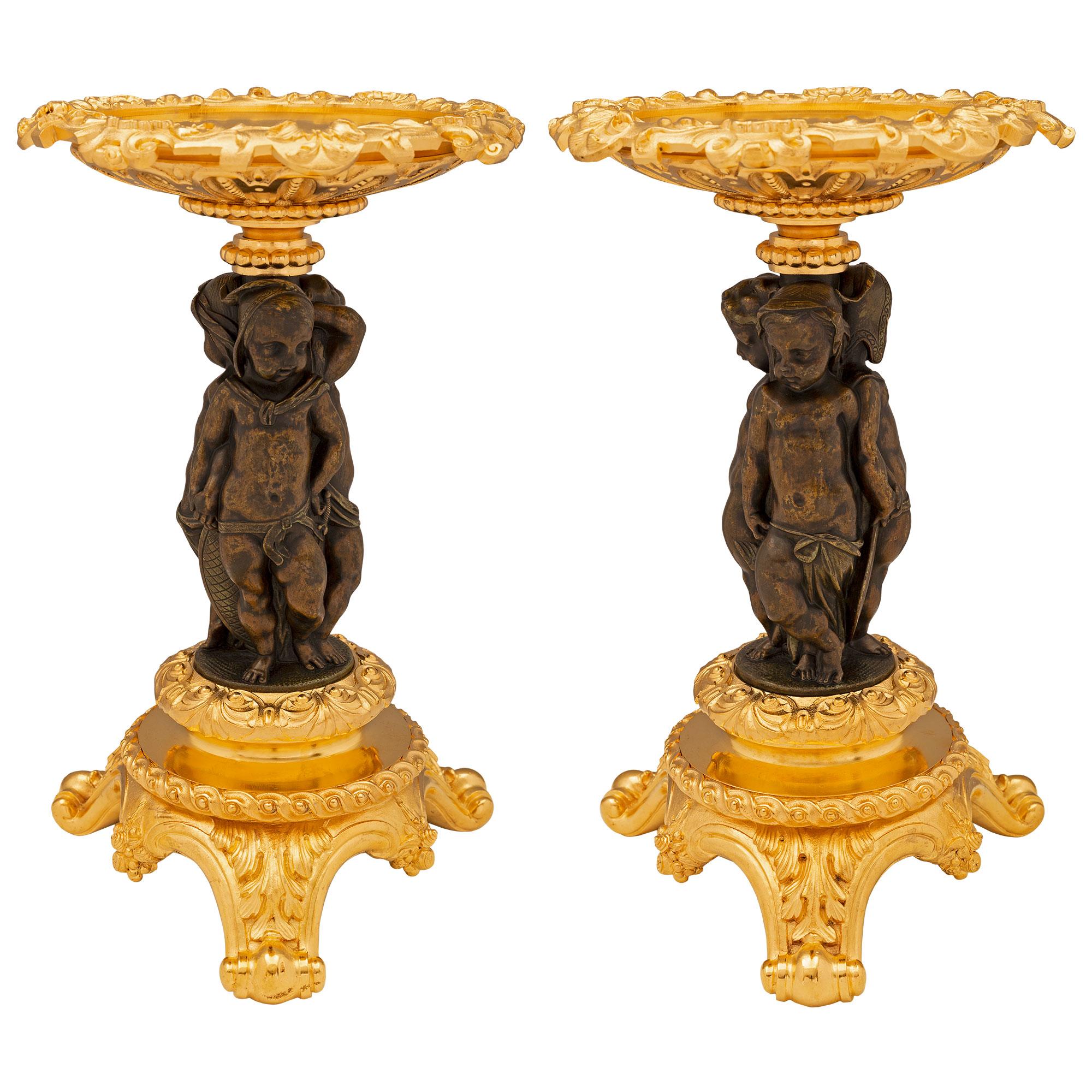 Paar französische Tazzas aus patinierter Bronze und Goldbronze im Louis-XVI-Stil des 19. Jahrhunderts im Angebot 4