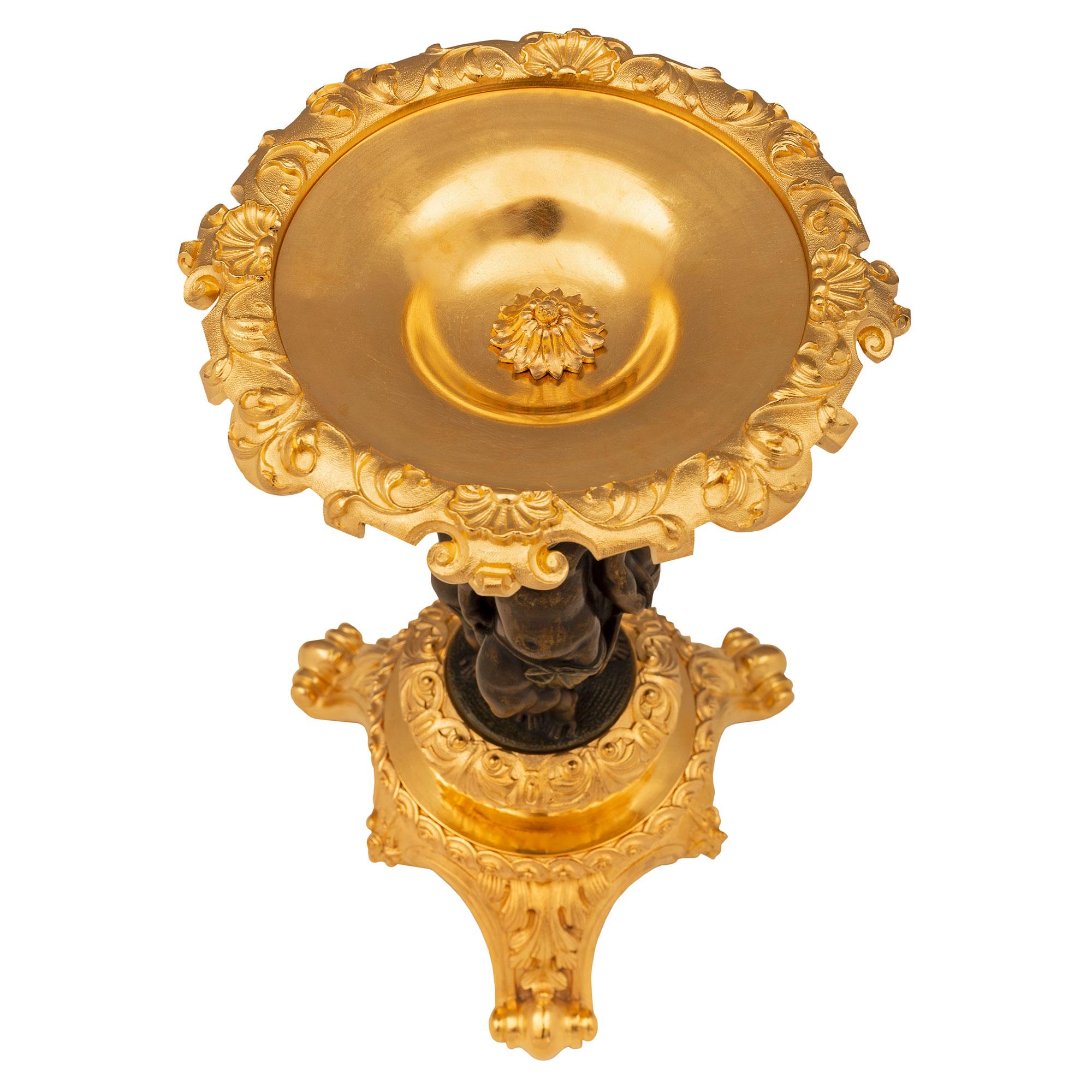 Ein bezauberndes Paar französischer Tazzas aus patinierter Bronze und Ormolu aus dem 19. Jahrhundert im Stil Louis XVI. Jede Tazza steht auf einem eleganten dreieckigen Ormolu-Sockel mit schönen Akanthusblattfüßen und einem hübschen, ineinander