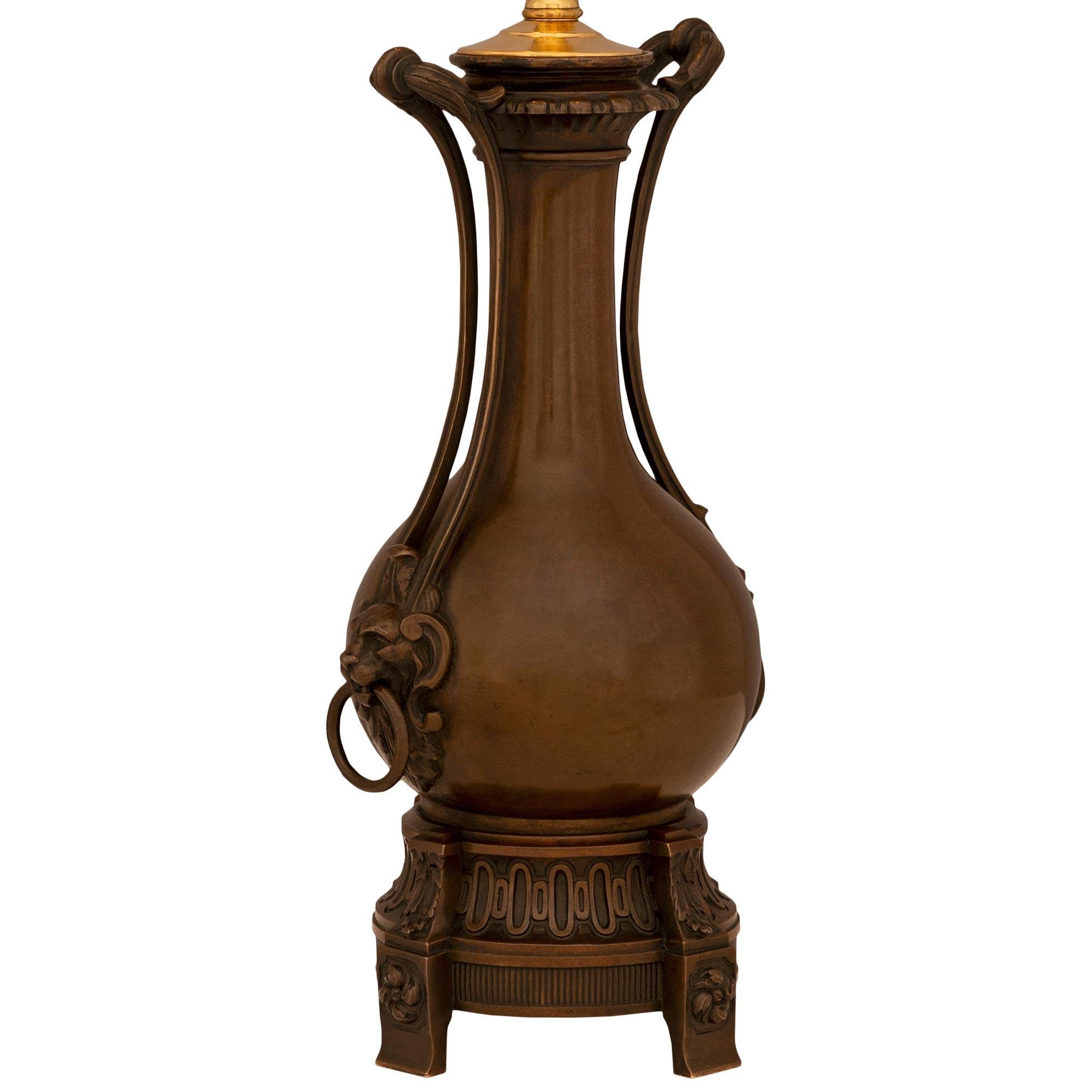 Français Paire de lampes en bronze patiné de style Louis XVI du XIXe siècle en vente