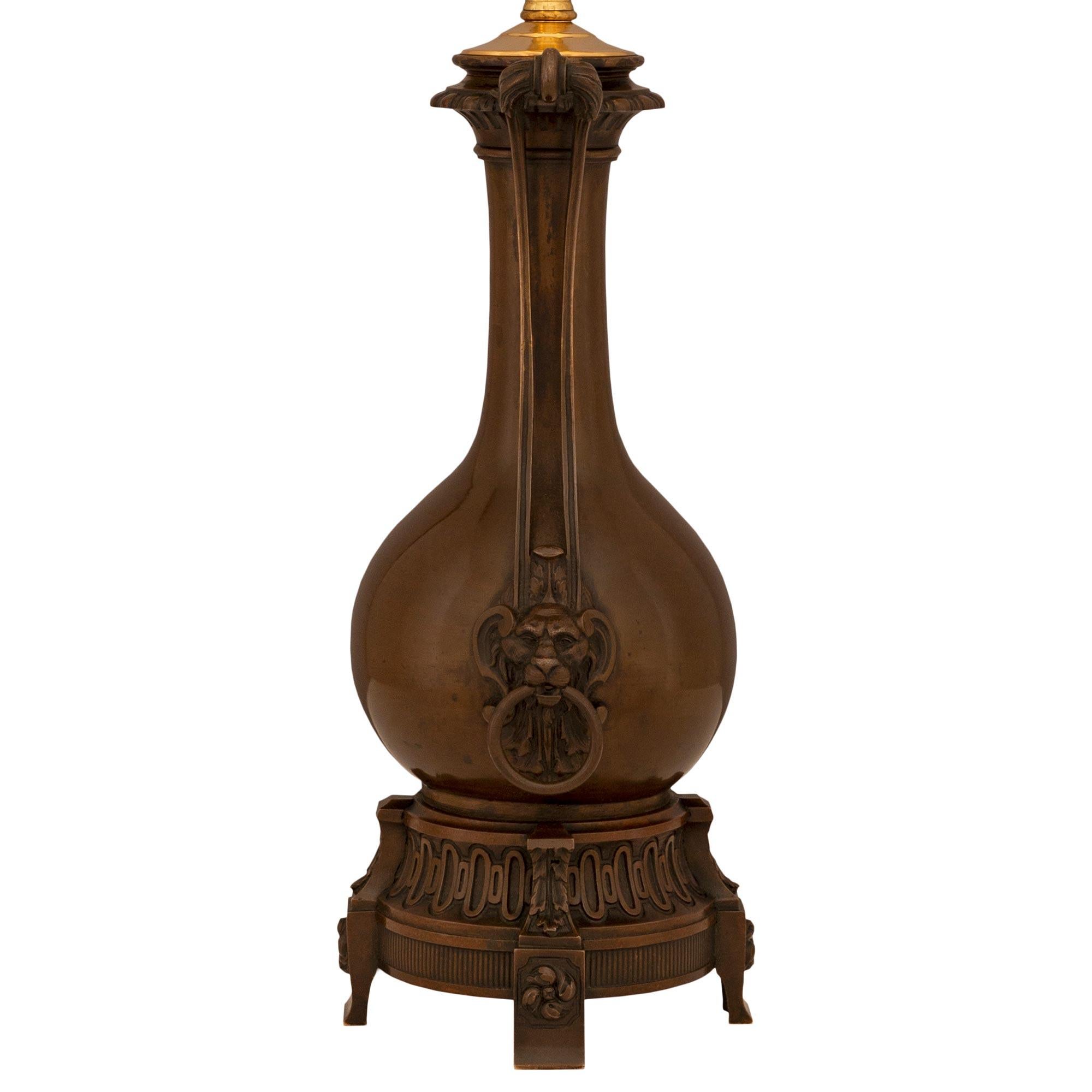 Paire de lampes en bronze patiné de style Louis XVI du XIXe siècle Bon état - En vente à West Palm Beach, FL