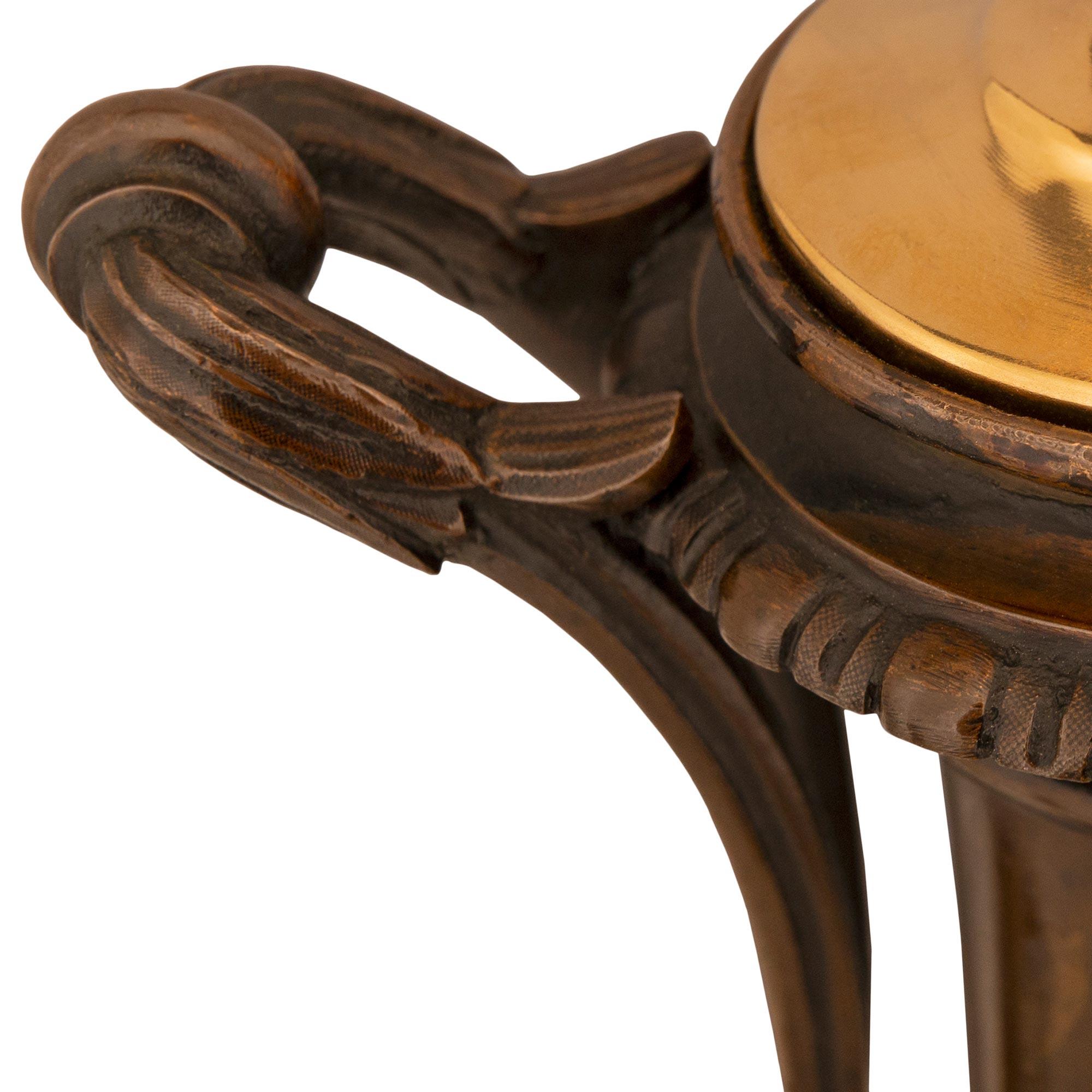 Bronze Paire de lampes en bronze patiné de style Louis XVI du XIXe siècle en vente