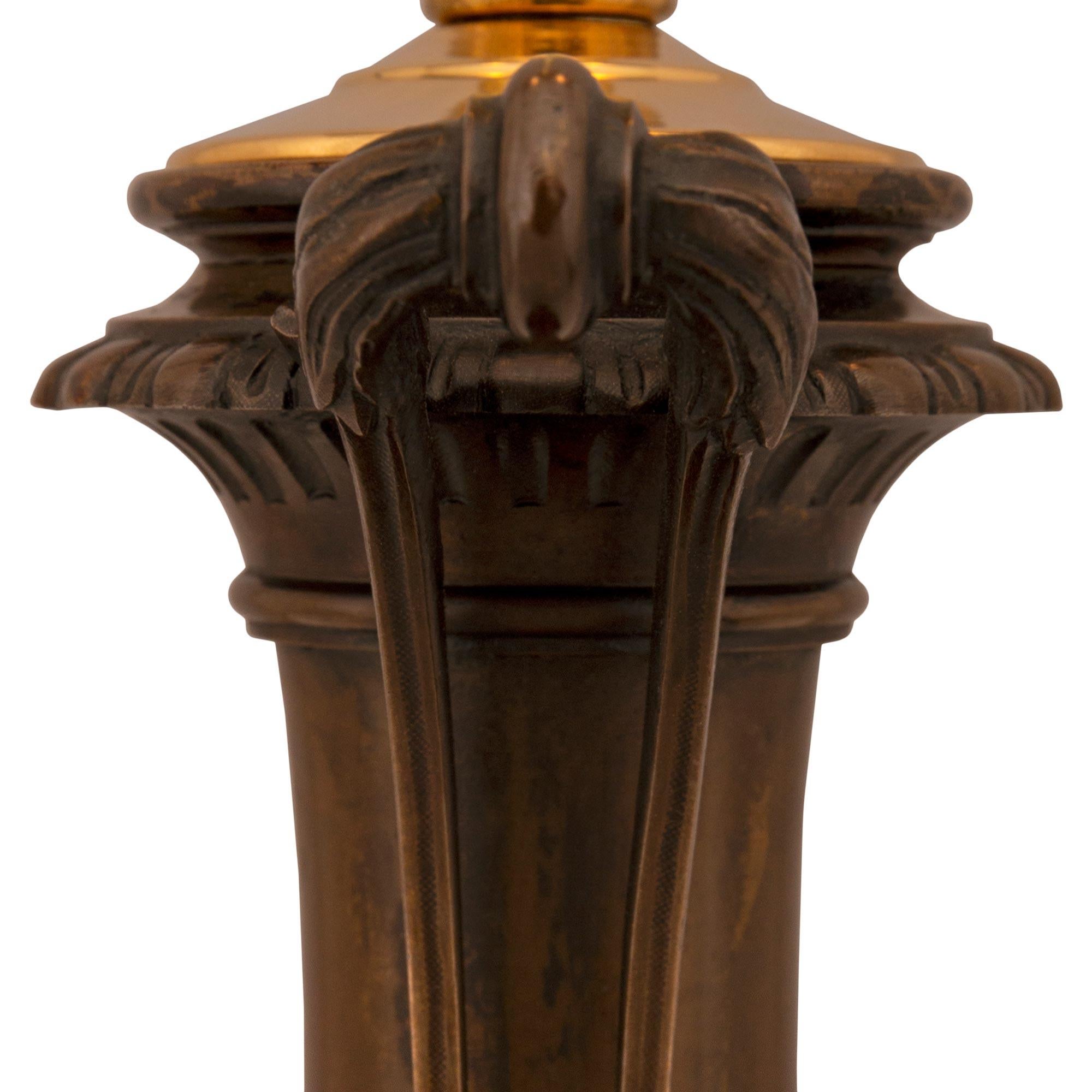 Paire de lampes en bronze patiné de style Louis XVI du XIXe siècle en vente 1