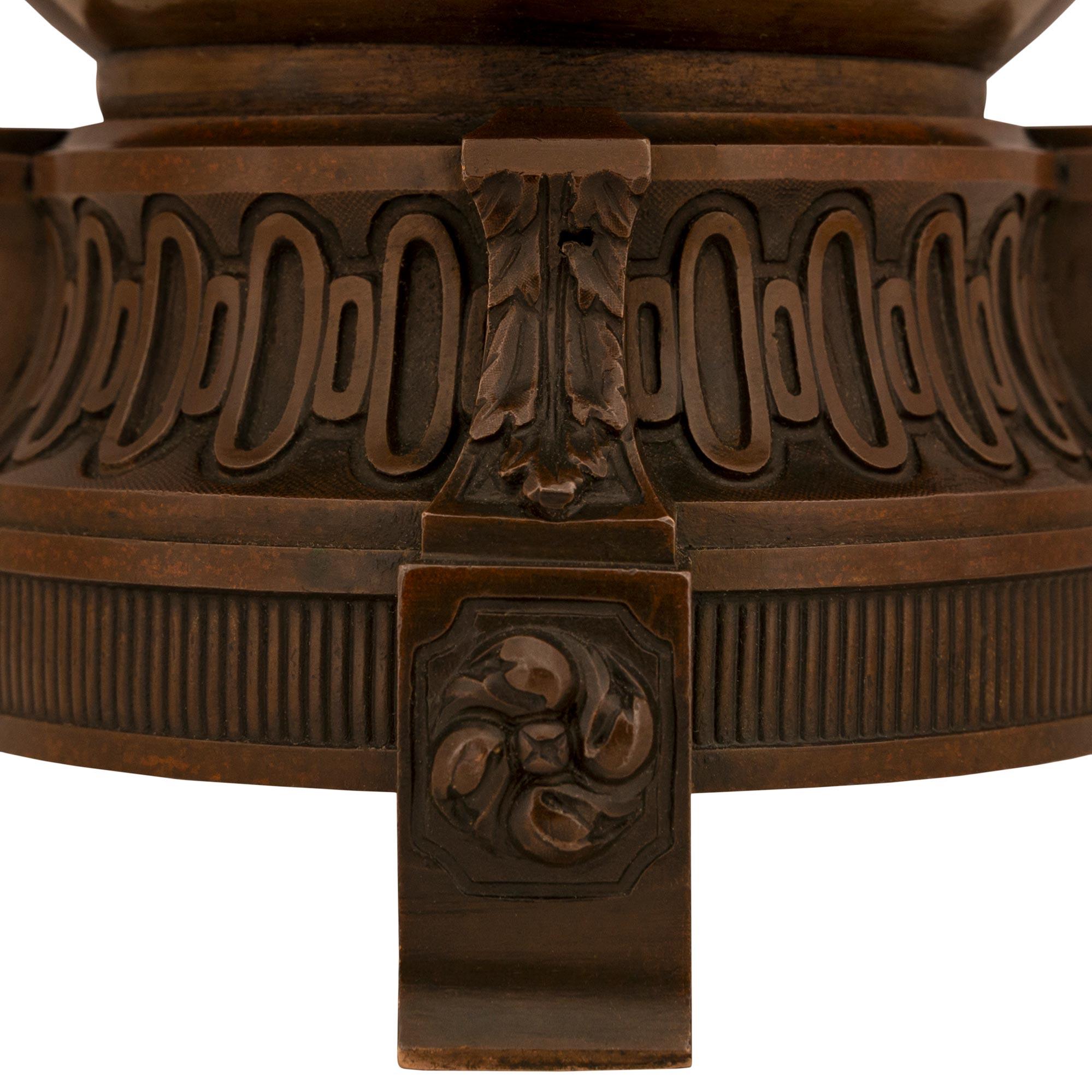 Paire de lampes en bronze patiné de style Louis XVI du XIXe siècle en vente 4