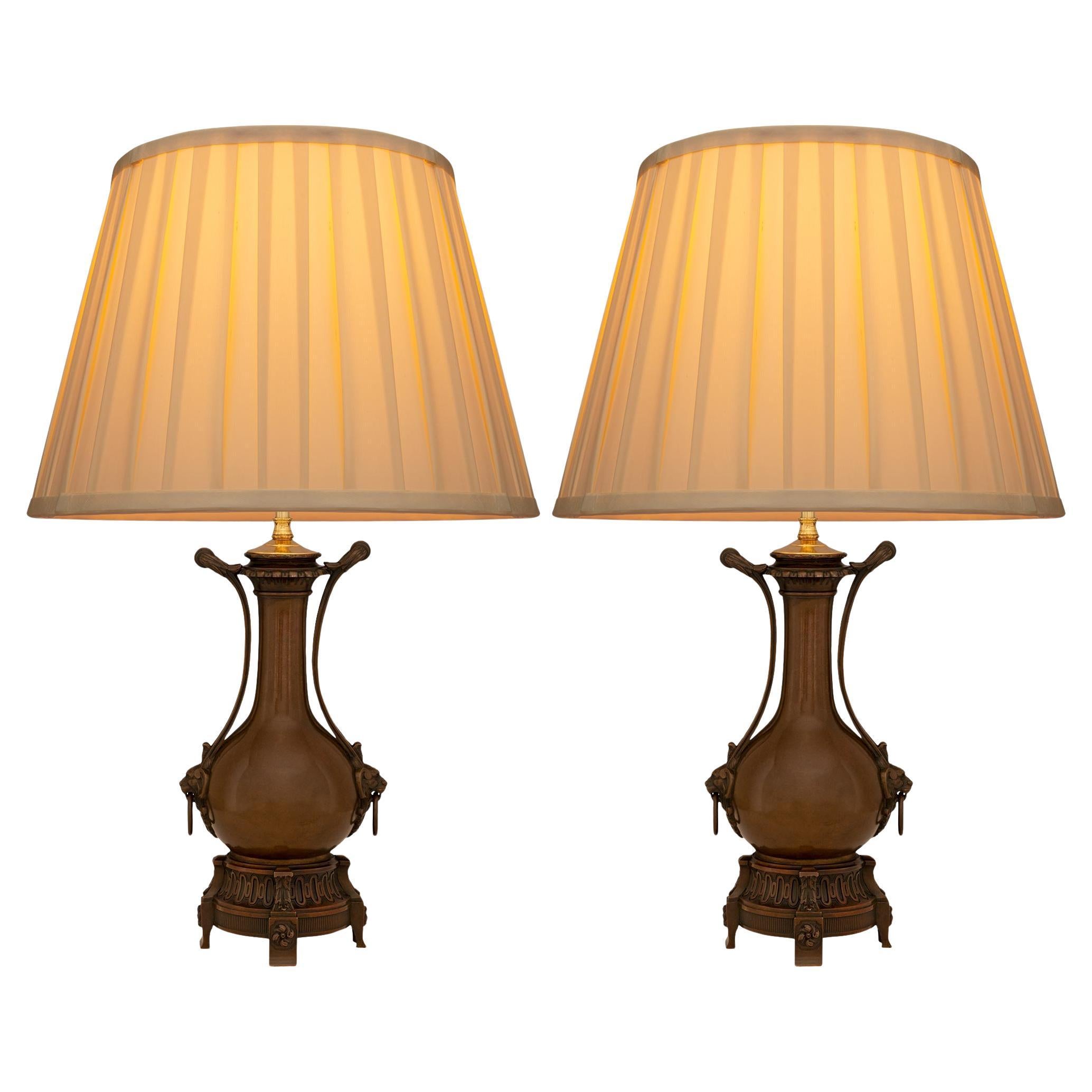 Paire de lampes en bronze patiné de style Louis XVI du XIXe siècle