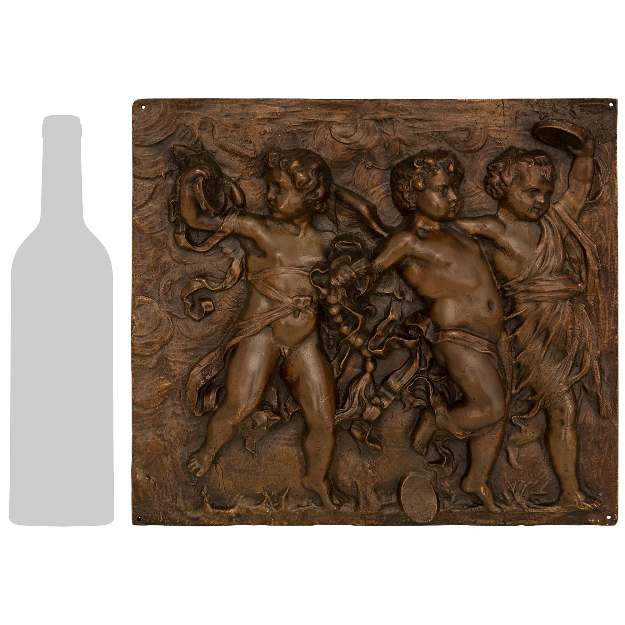 Ein bezauberndes und äußerst dekoratives Paar französischer Wandtafeln aus patinierter Bronze des 19. Jahrhunderts in der Art von Clodion. Jede rechteckige Plakette zeigt bezaubernde geflügelte Putten, die in wundervoll fließende Bänder und Gewänder